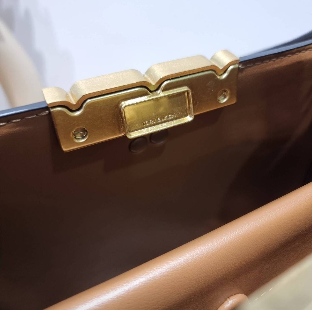TORY BURCH ELEANOR SPAZZOLATO SATCHEL ใหม่และดูดีเกินต้าน กับกระเป๋าถือทรงสวย ใบใหญ่ ดีไซน์ผู้ดีเรียบหรู ถือขับผิวไปเลยทุกสี สวยคม มาพร้อมหูจับในตัว