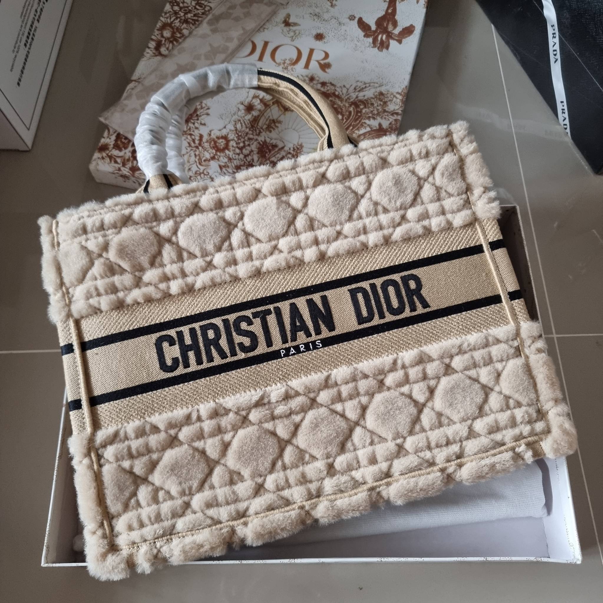 MEDIUM DIOR BOOK TOTE / CD book tote กระเป๋าทรงโท้ทใบใหญ่ ดีไซน์ใหม่ล่าสุด ที่มีทั้งความละมุนและหรูหราในตัว ด้วยการ shearling ขนแกะรอบใบฟูนุ่ม ตัดสลับฟอนท์เอกลักษณ์สวยงาม หูจับในตัวทนทาน ใช้งานง่าย ด้านในกระเป๋ากว้างมาก จุของได้เยอะ ไม่ใช่แค่สวยแถมยังใช้ป
