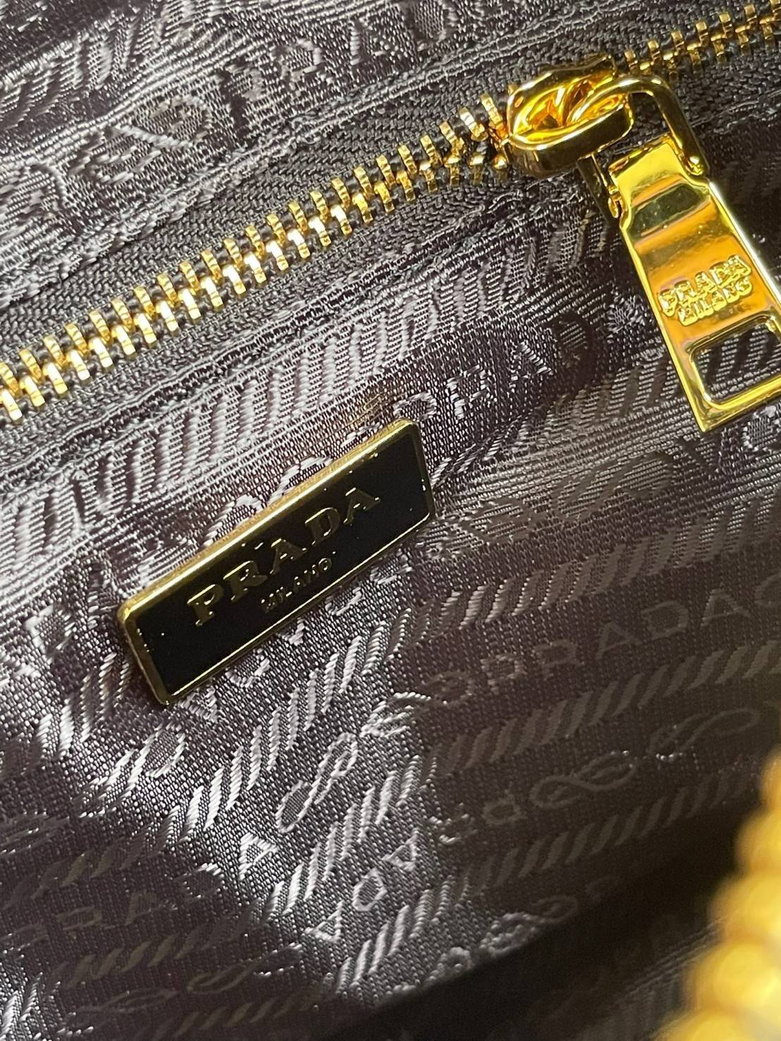 Prada Black Quilted Nylon Vintage Shoulder Bag ถือว่าเป็นแบรนด์ที่ได้รับการขนานนามว่าเป็น "แบรนด์คลาสสิกที่แปลกใหม่ ดูเก่าแต่ทันสมัย" กระเป๋าสะพายไหล่ใบนี้ วัสดุเป็นไนลอนที่ถือเป็น Iconic ของแบรนด์ มาพร้อมกับดีเทลที่ใช้สายสะพายโซ่ร้อยเข้ากับหนัง