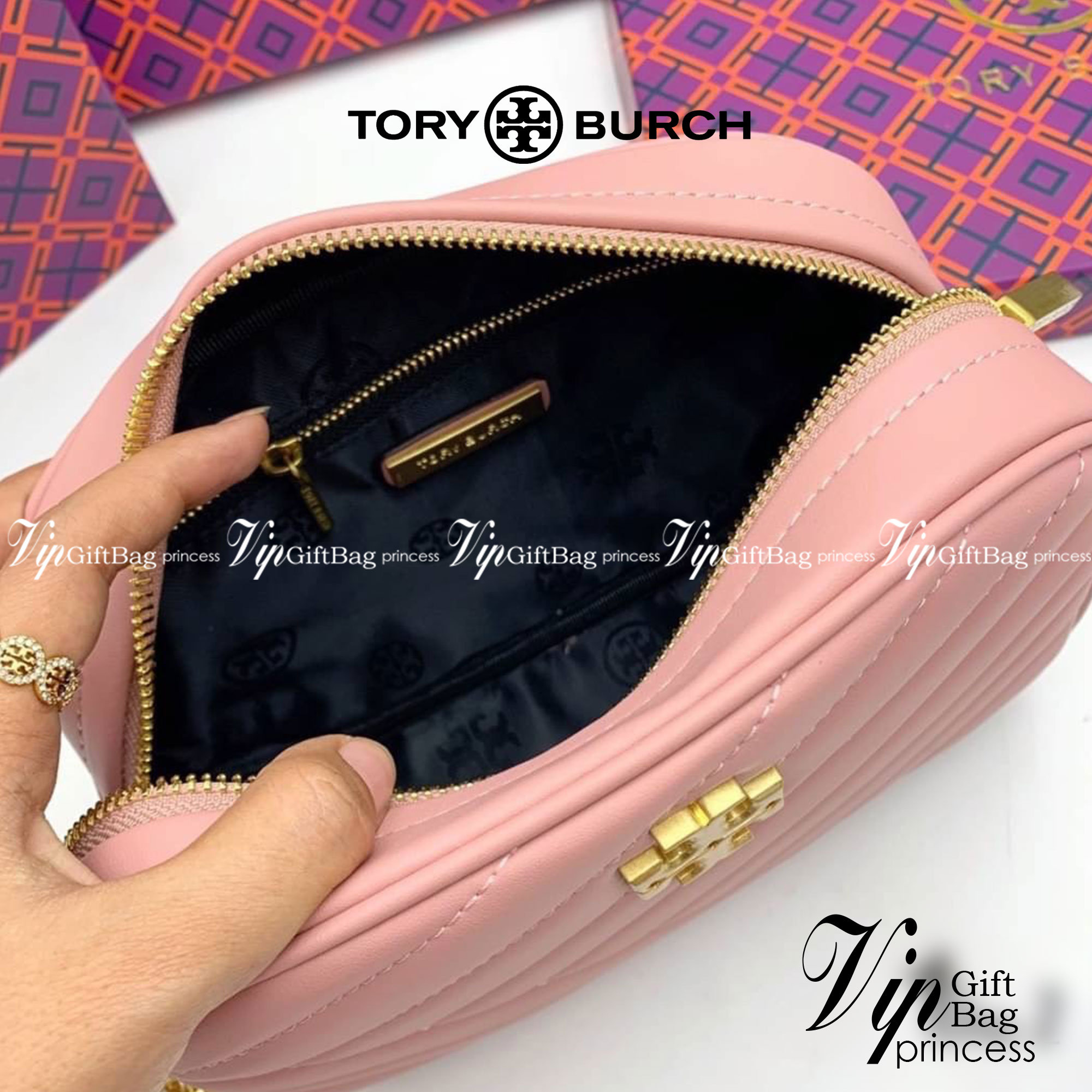 Tory Burch Kira Chevron Small Camera Bag กระเป๋าสะพายทรงกล่อง ซิปบน อะไหล่ทอง สายสะพายยาวแบบครอสบอดี้ งานสวยปั๊มทุกจุดเป๊ะทุกมุม เปิด - ปิดกระเป๋าด้วยซิป ด้านในโล่ง มีช่องซิป 1 ช่อง มาพร้อมสายสะพายยาว ปรับระดับได้ค่ะ