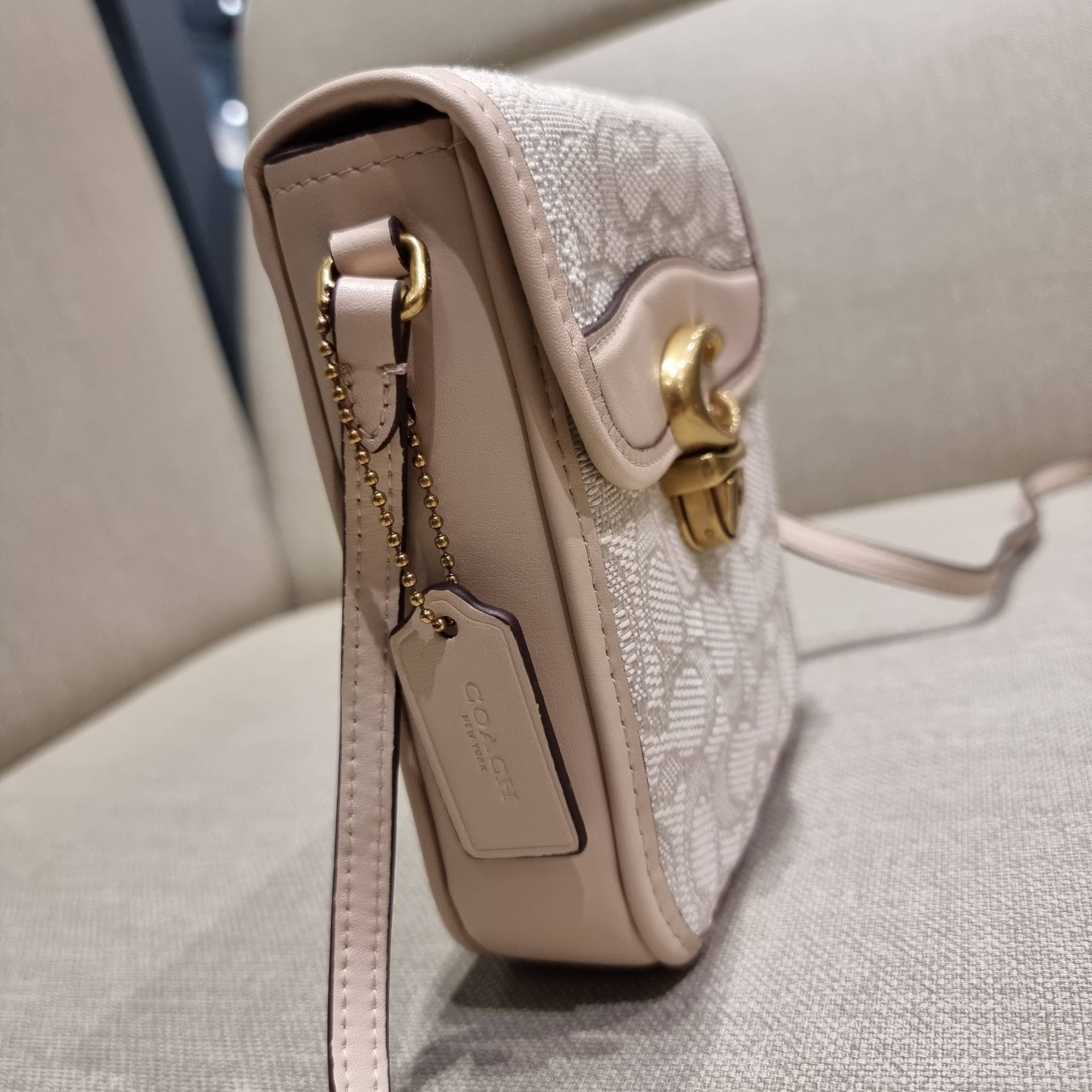 COACH CA191 TALL STUDIO CROSSBODY IN SIGNATURE JACQUARD กระเป๋าสะพายข้างไซส์มินิ ดีไซน์ลูกคุณหนู น่ารักที่สุด!! น่าใช้ไม่อยากวาง!! ดีไซน์รูปทรงกำลังสวย ใช้งานสะดวกด้วยตัวกดเลื่อนล็อค วัสดุผ้า jacquard สลับหนังแท้ มาพร้อมสายสะพายข้างในตัว ใส่ของสำคัญแบบพกพ