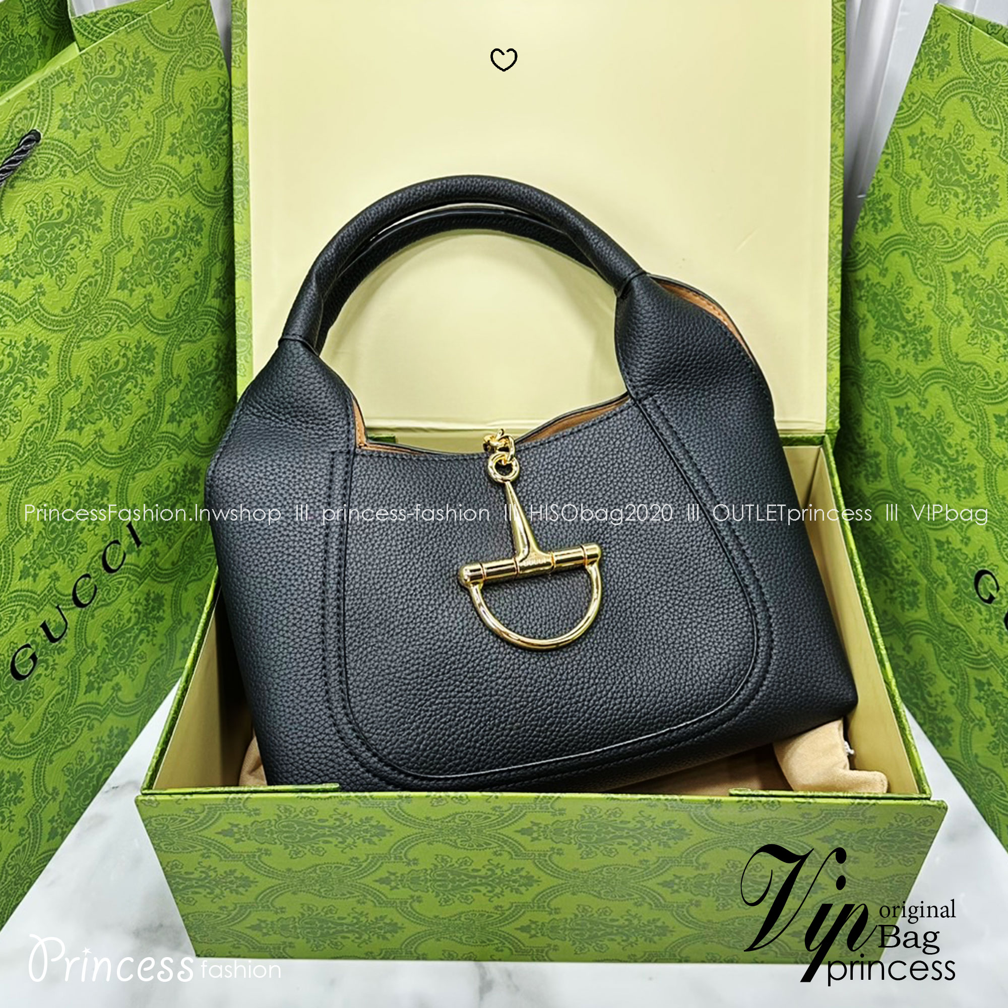 หนังแท้ | Gucci Softbit medium top handle bag โฉมใหม่ล่าสุด กับกระเป๋าสะพายรูปทรงใหม่เรียบหรูด้วยหนังลายเกรน ตกแต่งอะไหล่ Horsebit ครึ่งรูปขนาดใหญ่ด้านหน้าสวยหรูโดดเด่น สวยผู้ดี ดารา เซเลปใช้กันเพียบ