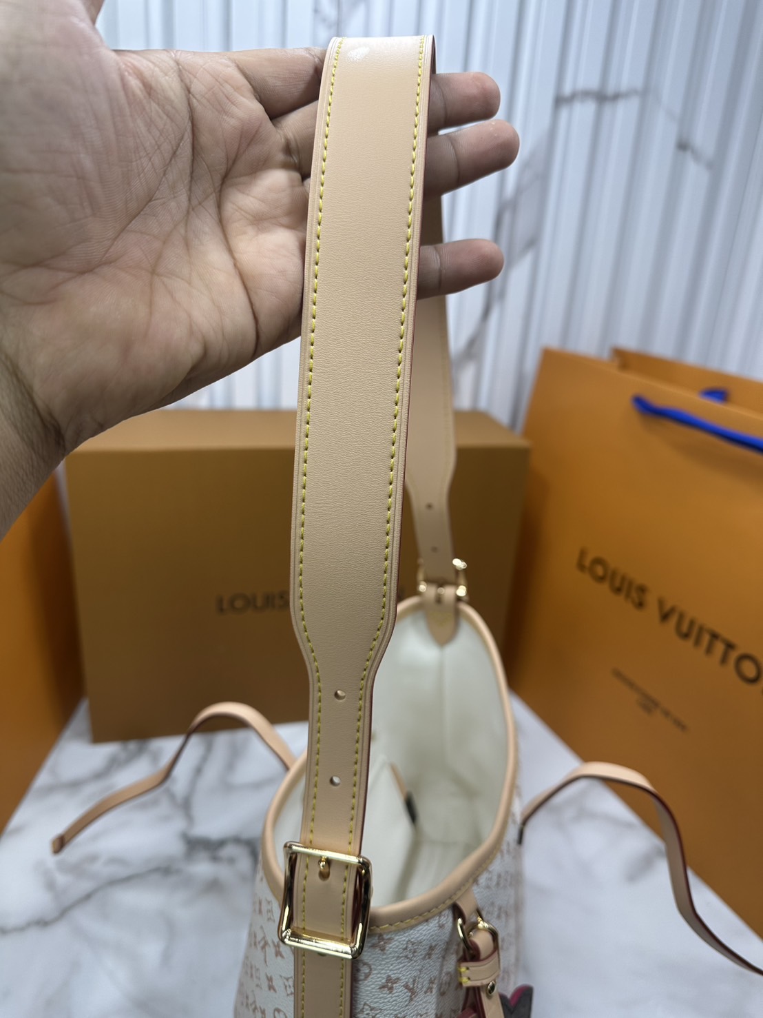 ORI หนังแท้ | LV CarryAll PM bag กระเป๋าสะพายทรงโท้ทแครี่ออล Monogram แคนวาสแต่งขอบหนังผสานเสน่ห์สวยงามเข้ากับดีไซน์ที่รับกับสรีระให้คุณพกพาไปได้ทุกที่ ด้านในออกแบบมาอย่างชาญฉลาด มาพร้อมใบเล็กเข้าเซ็ท