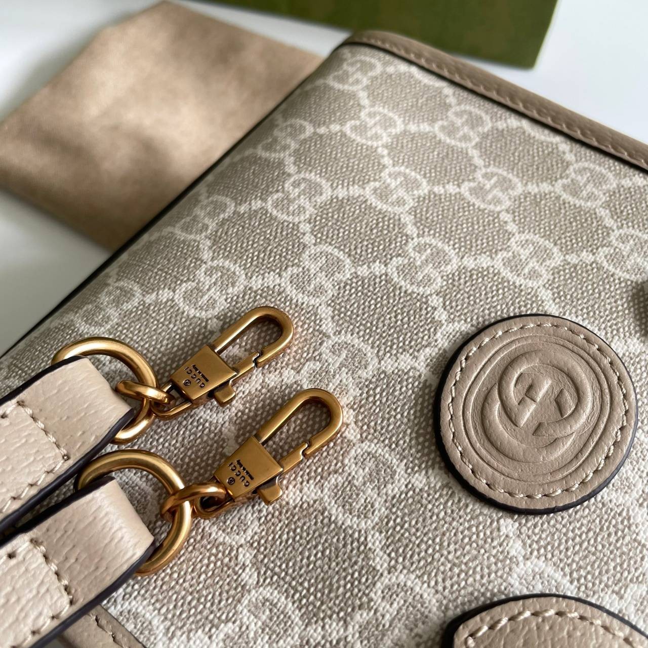 หนังแท้ GUCCI Mini tote bag with Interlocking G พร้อมส่งที่ไทย Beige and white GG Supreme canvas เกรดออริจินอล ภาพสินค้าถ่ายจากงานขายจริง ใช้งานต่างประเทศได้ The mini tote bag is complete with an oatmeal leather trim and an Interlocking G tag.