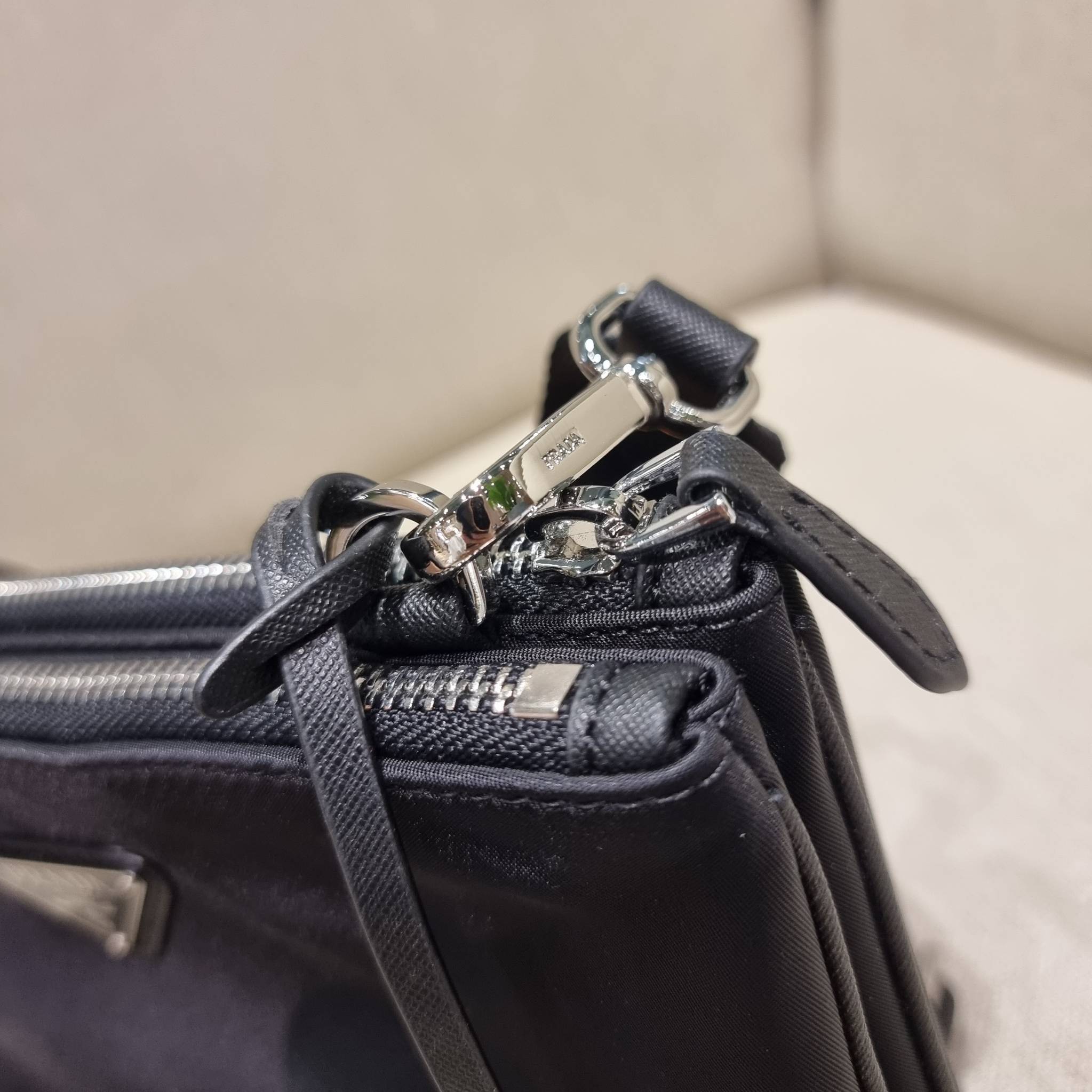 PRADA RE-EDITION 2000 RE-NYLON SHOULDER BAG ไอเท็มสุดโปรด unisex กระเป๋าสะพายข้าง ดีไซน์เรียบง่าย แต่มีความหรูในตัว รูปทรงพกพาสะดวก หยิบใช้ได้ในทุกๆวัน อีกหนึ่งคอลเลคชั่นขายดี วัสดุผ้าไนล่อนคุณภาพ พร้อมใบลูก ไว้ใส่เหรียญ ใส่กุญแจได้สารพัด เปิด-ปิดด้วยซิปห