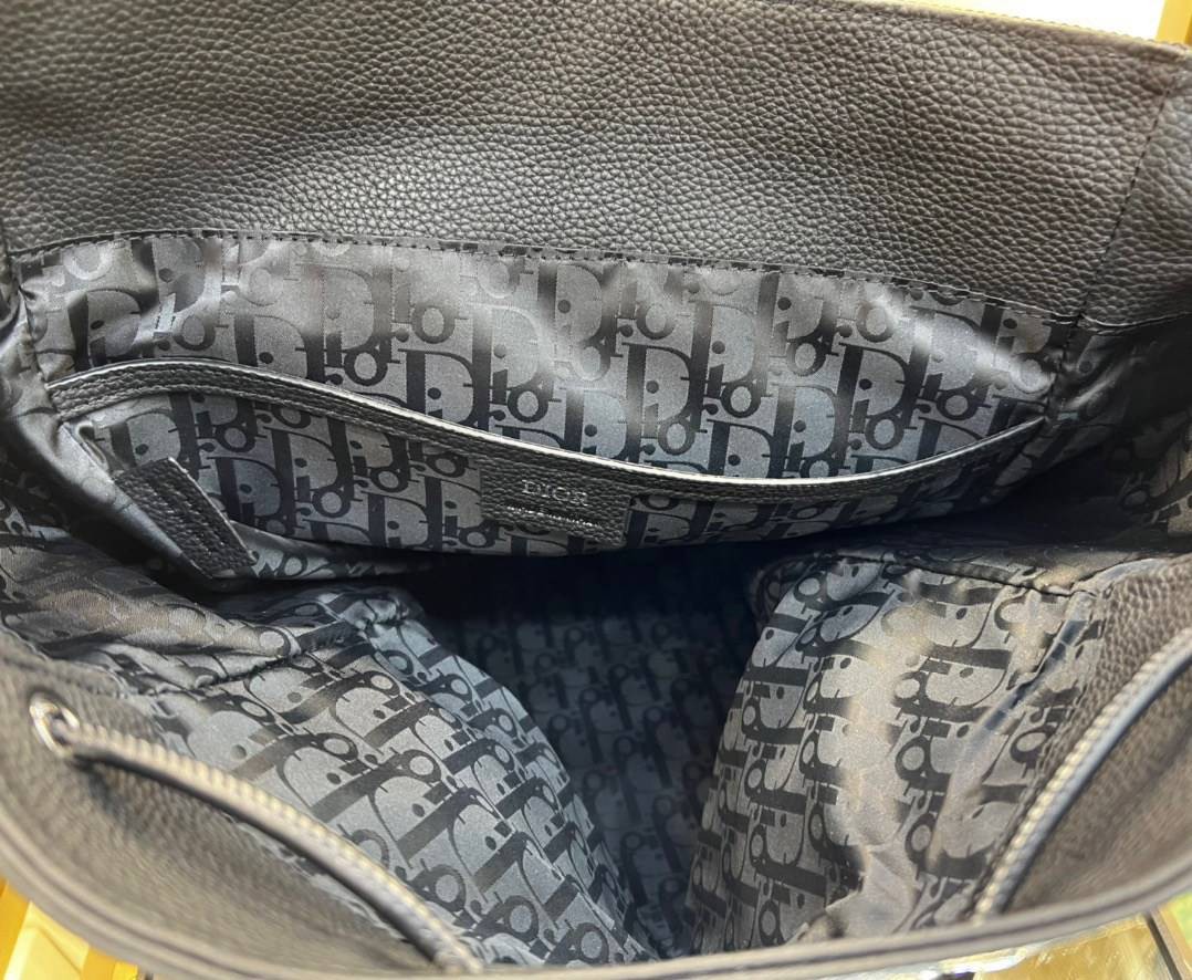 หนังแท้ CHRISTIAN DIOR BLACK GRAINED CALFSKIN MOTION BACKPACK พร้อมส่งที่ไทย กระเป๋าเป้ใบใหม่ โทนสีดำคลาสสิก เกรดเทพออริจินอลหนังแท้ทั้งใบ ภาพสินค้าถ่ายจากงานขายจริง ใช้งานต่างประเทศได้