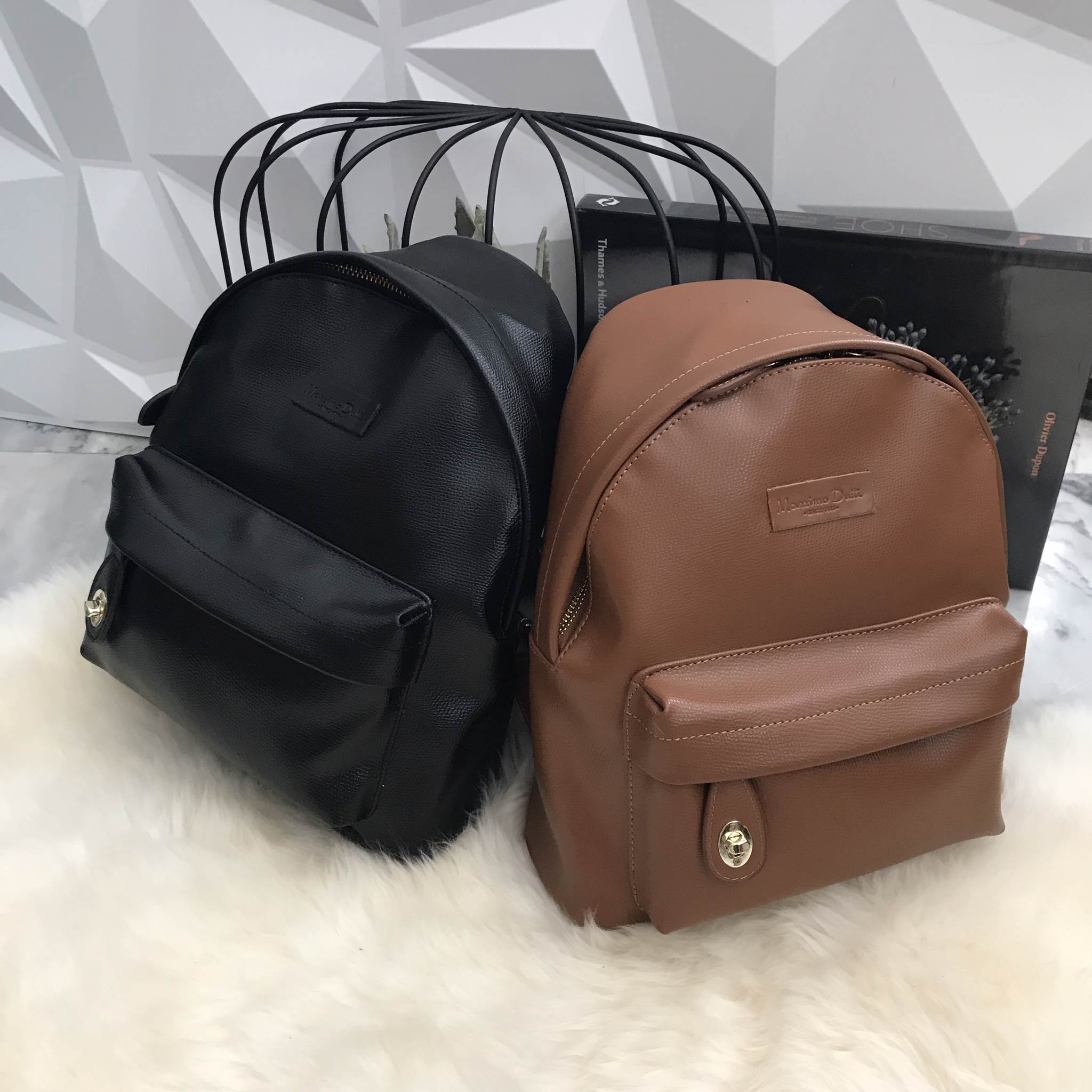 ใหม่ล่าสุด เป้ทรงสวย จากแบรนด์ Massimo dutti ตัวกระเป๋าหนัง มีช่องเก็บของได้เป็นสัดส่วน เหมาะกับสาวๆ ที่ของเยอะใบนี้ ใบเดียวจุคุ้มคะ **เลิศมากคะ ใช้เดินทาง หรือ เที่ยวได้อย่างสบายใจ หายห่วงค่า **ใบนี้แนะนะเลยไม่มีไม่ได้แล้ว