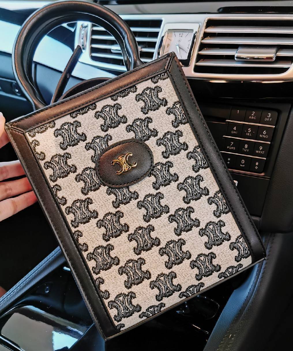 CELINE MINI CANVAS HAND CARRY AND CROSSBODY BAG VIP GIFT WITH PURCHASE (GWP) พรีเมี่ยมกิ๊ฟ Limited จาก CELINE HAUTE PARFUME DUTYFREE COUNTER วัสดุ CANVAS ทรงเหลี่ยมดีไซน์ Casual สวยคลาสสิค