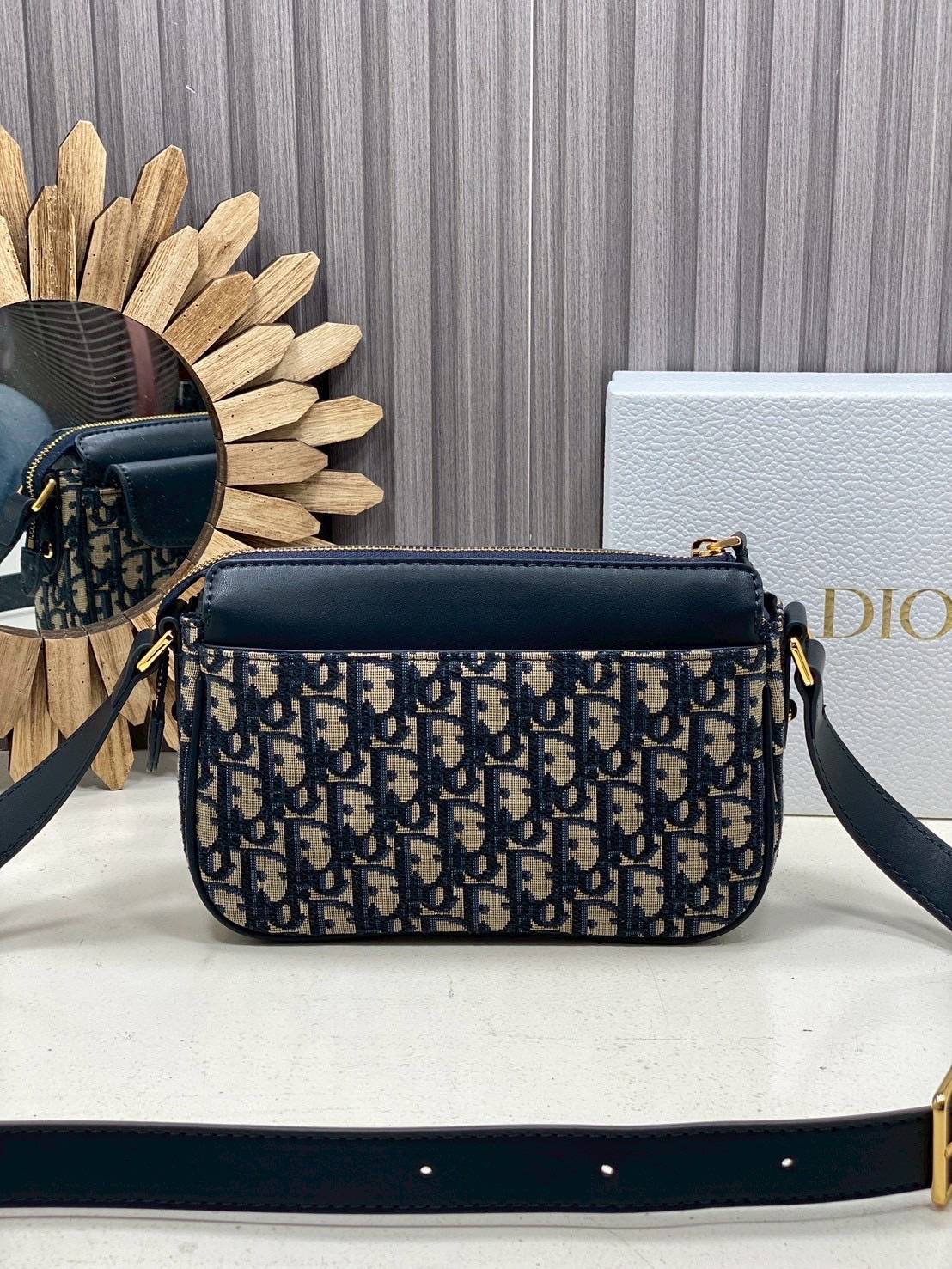 ORI หนังแท้ | DIOR Small 30 Montaigne Pocket Bag กระเป๋าสะพาย รุ่นใหม่สําหรับ Fall 2025 โดดเด่นด้วยลายเส้นอันงดงามและขนาดที่กะทัดรัด