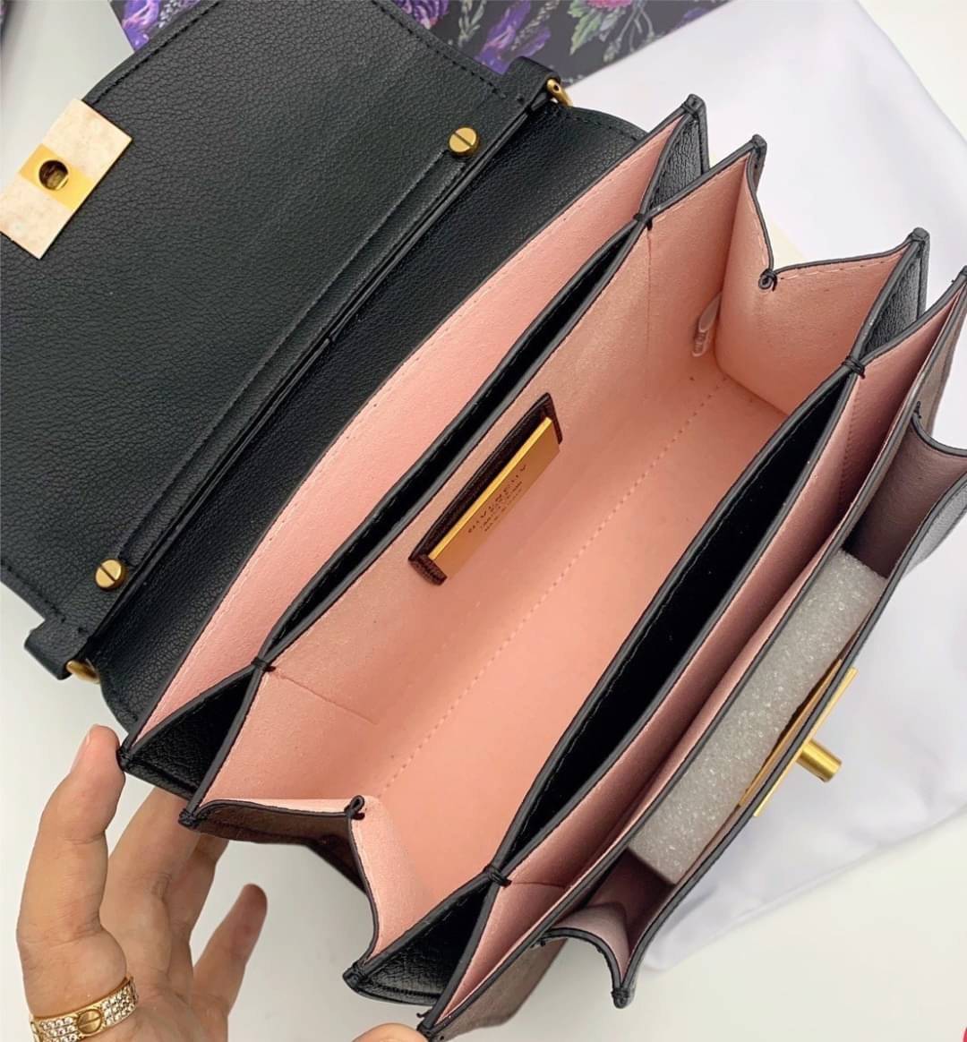 หนังแท้ Givenchy GV3 Bag 9” สวยหรู ดูเป็นคนมีเทสดีเลยค่าา ดีไซน์คือสวยมีคลาส มีระดับสุดๆ พร้อมสายโซ่อะไหล่ทอง ละมุนตามากค่าา รุ่นนี้ขายดีมาก ได้มาน้อยด้วยนะคะ สาวๆ รีบจับจอง อย่าคิดนาน ราคานี้กับคุณภาพถือว่าคับแก้วมั๊กมากกกก ไม่ซื้อทนไหว ^^