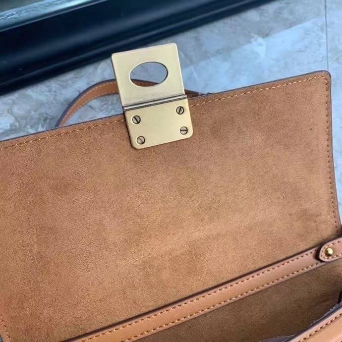 COACH HUTTON SHOULDER BAG IN SIGNATURE CANVAS sold out ไปกันทั่วหน้าในหลายประเทศ กับกระเป๋าสะพายที่สุดของความหรู ดีไซน์คลาสสิควินเทจ ลูกเล่นสีแทนสนิมตัดกับอะไหล่สีทองเหลืองดูย้อนยุคและหรูหรา วัสดุหนังแคนวาสสลับหนังแท้ สายสะพายโซ่สลับหนัง ปรับสะพายได้ 2 แบ