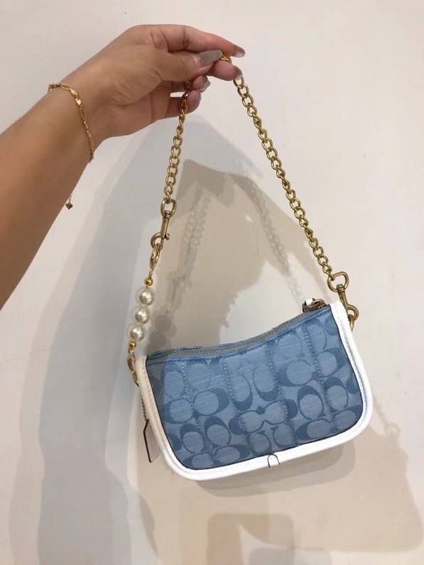 COACH Swinger 20 B4/Light Washed Denim Chalk พร้อมส่งที่ไทย ภาพสินค้าถ่ายจากงานขายจริง ใช้งานต่างประเทศได้
