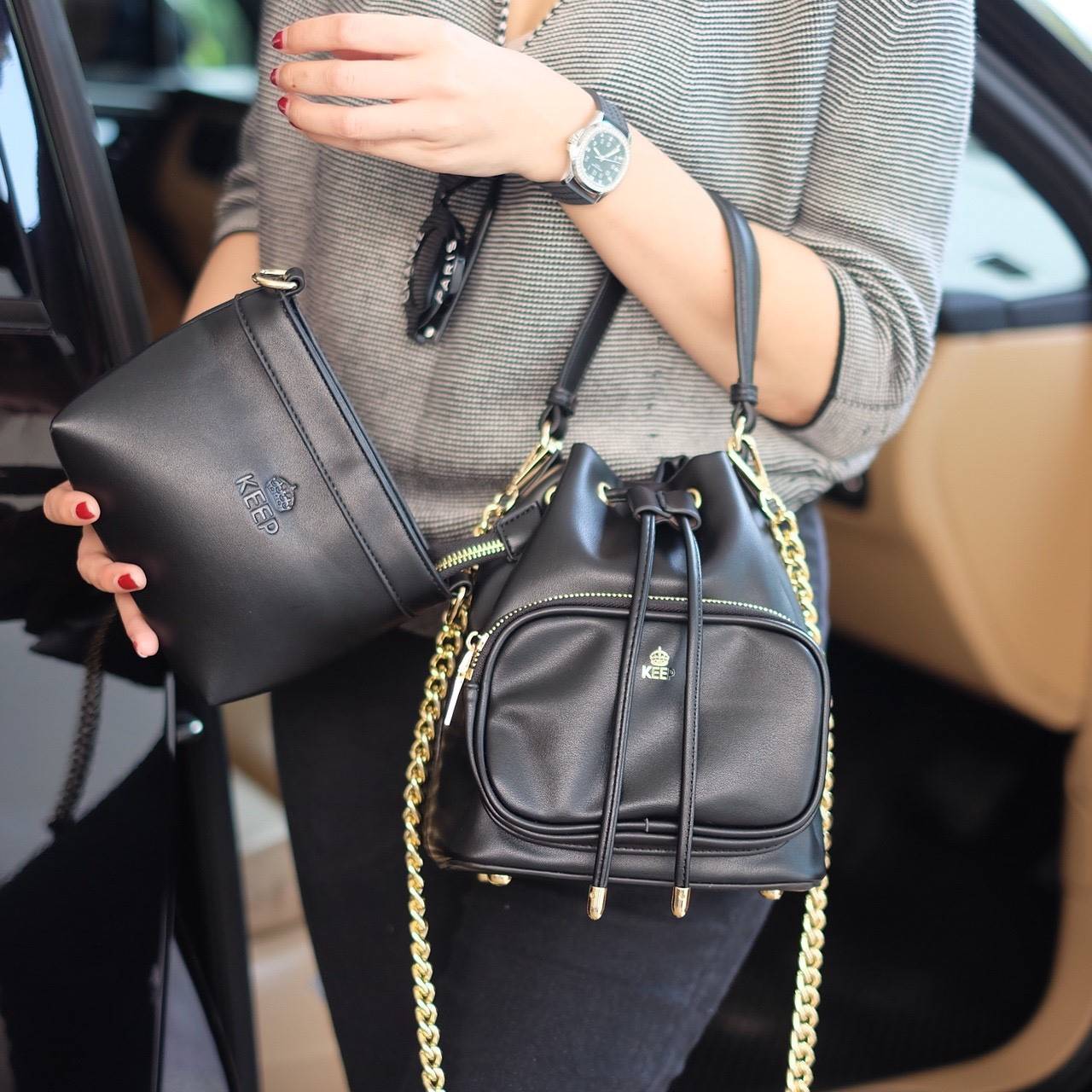 รุ่นใหม่ล่าสุด สวยมากๆค่า รุ่น New KEEP Minny bucket bag ทรงเก๋ สวย น่ารัก ขนาดตอบทุกโจทย์การใช้งาน เห็นแล้ว *หลงรักเลยคะ *ใบนี้ซื้อ1ได้ถึง2 มีกระเป๋าใส่ของใบเล็กด้านในให้อีก 1 ใบนะคะ 🌲ตัวกระเป๋าขนาดกำลังดีหนังเนื้อดีนิ่มมากๆคะ ดูแลรักษาง่าย ด้านใ