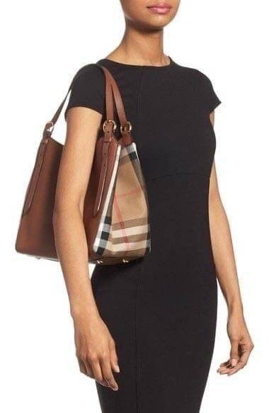 Burberry House Check Derby Canterbury Leather Tote / Burberry Tote Bag กระเป๋าถือหรือสะพายไหล่ วัสดุ canvas +หนังแท้ ภายในโล่ง มี1ช่องซิปและ2ช่องเล็กใส่ตังค์ใส่บัตร น้ำหนักเบา จุของได้เยอะ ครบจบใบเดียวทั้งเที่ยวและไปทำงานคุ้มสุดๆ ไม่ควรพลาดเลยค่า