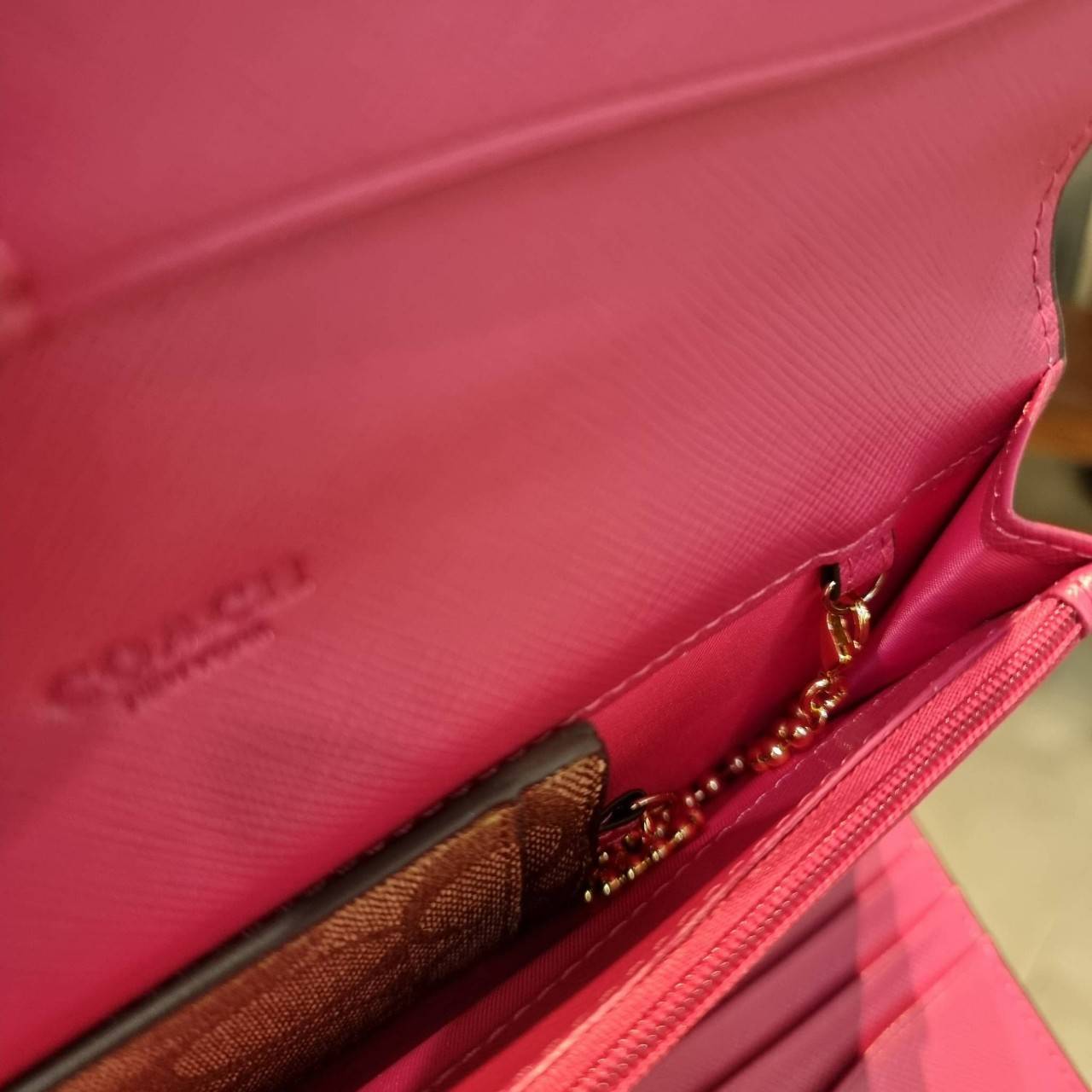 COACH F53763 TRIFOLD WALLET IN SIGNATURE กลับมาแล้วจ้า!! รุ่นขายดี!! 💓 ดีไซน์ใหม่ กระเป๋าสตางค์ใบยาว แถมที่ห้อยใส่บัตรแยกให้ (ถอดออกได้) น่ารักมากๆ ใช้งานง่าย เปิด-ปิดด้วยกระดุม ภายในใส่ธนบัตร ใส่บัตรได้เยอะ ใส่มือถือได้ไปอีก!! จุใจสุดๆ บอกเลยว่าใ