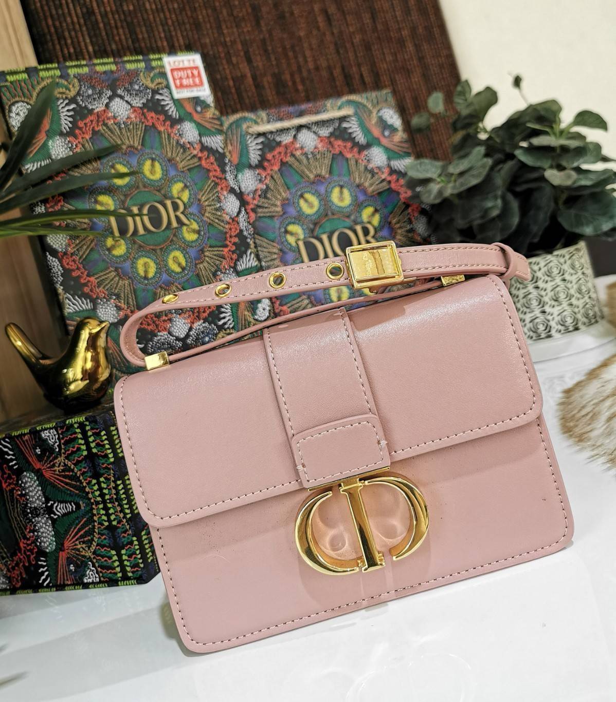 CHRISTIAN DIOR MINI BAG VIP GIFT WITH PURCHASE (GWP) พรีเมี่ยมกิ้ฟ Limited Edition จาก DIOR DUTYFREE COUNTER วัสดุหนังแท้ Calfskin ทรงสี่เหลี่ยมหนังเรียบสวยหรูอยู่ทรงเปิดปิดด้วยฝาปิดโลโก้แบรนด์อะไหล่ทองด้านหลังมีช่องใส่ของ ภายในโล่งมีโลโก้สามารถใส่มือถือข