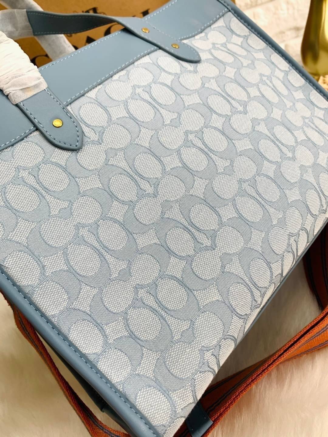 สวยๆ เคลียสต๊อค มีไม่มากจร้าา! COACH TOTE FIELD JACQUARD BAG ((C3282)) กระเป๋าหิ้ว//สะพายข้าง JacquardลายC+หนังแท้ สวยงามลงตัวมากๆค่ะ ปากกระเป๋าเปิดปิดแบบกระดุมแม่เหล็ก ภายในกว้าง สาวๆทีาสัมภาระเยอะบอกเลยเหมาะมากค่ะ