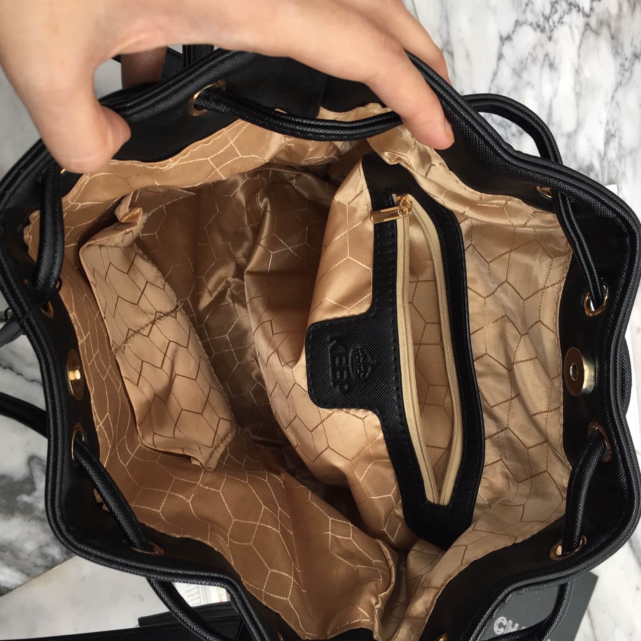 กระเป๋า KEEP Bucket มาคะ รุ่นนี้หนัง saffiano อย่างดี ด้านหน้า pump logo brand สวยมากคะ ตัดกับอะไหล่ทอง ทรงสวย น้ำหนักเบา จุของได้เยอะมากคะ ใครที่ชอบทรงนี้ห้ามพลาดเลยคะ แนะนำ