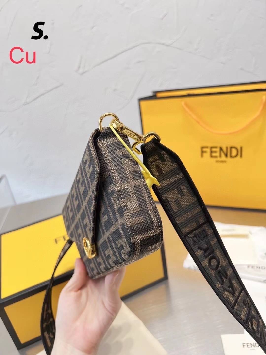 Fendi Wallet With Pouches / Fendi Mini Bag / Fendi multi pochette felicie shoulder bag กระเป๋าสะพายไซส์มินิ แคนวาสโมโนแกรม สุดคุ้ม 3 ชิ้น ในเซท ใช้งานง่ายเป็นระเบียบแบ่งสัดส่วนชัดเจน ใบเล็กกะทัดรัด แต่ใช้งานคุ้มมากๆ มาพร้อมสายสะพายดีไซส์สปอร์ตถอดได้ อะไหล