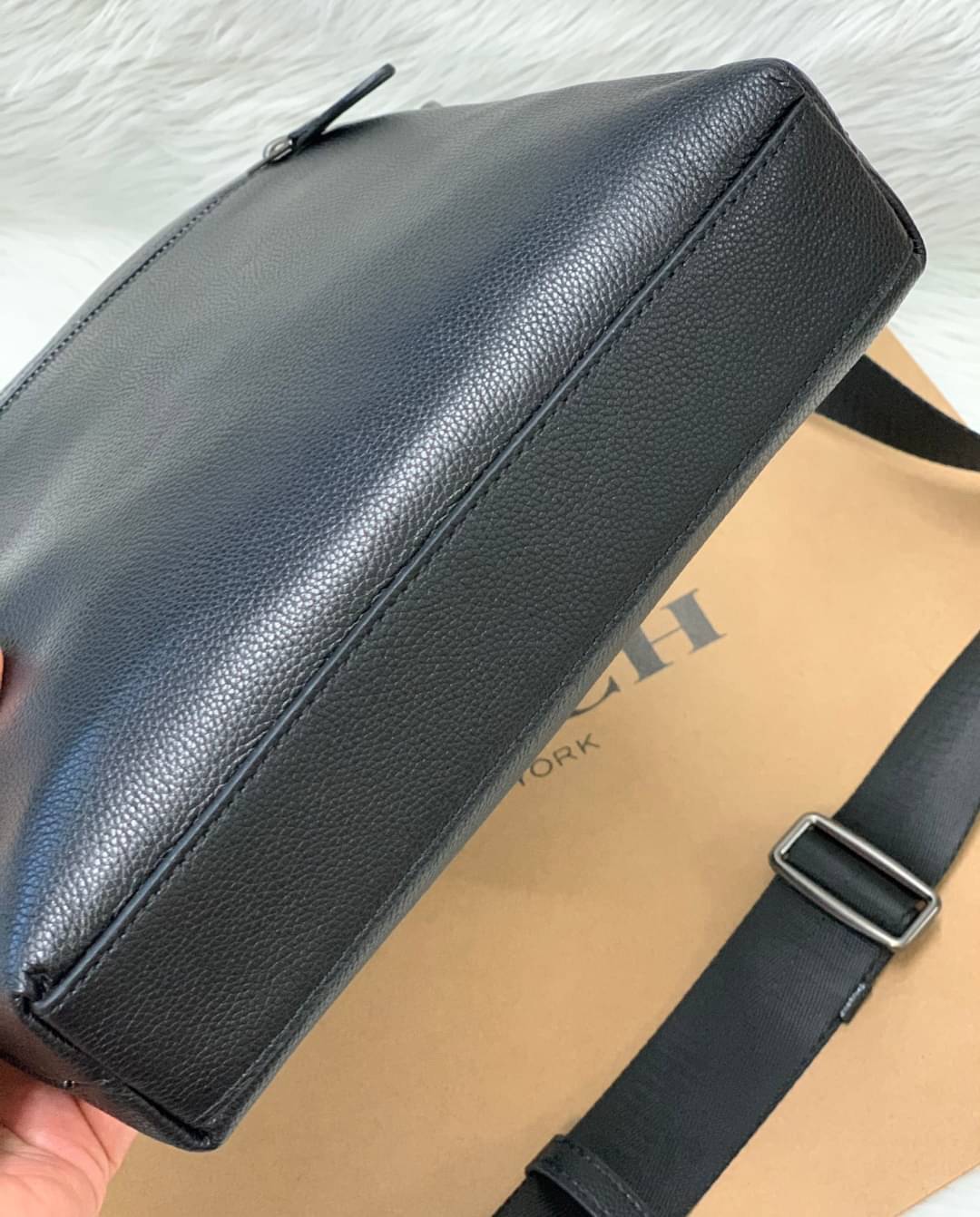 COACH HOUSTON FLIGHT BAG Calf Leather Black Smooth calf leather พร้อมส่งอีกครั้ง! กระเป๋าสะพายแบบครอสบอดี้ร์ของคุณผู้ชาย หนังแท้ ลายหนังสวย ด้านหน้ามีช่องซิปให้หนึ่งช่อง ช่องหลักกว้างใส่สัมภาระได้จุค่ะ พร้อมช่องเล็กใส่ของจุกจิกอีก3ช่องค่ะ สายสะพาย