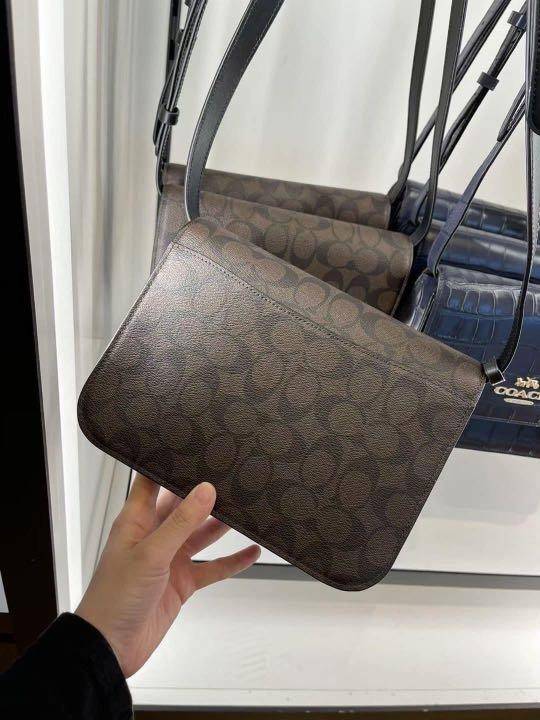 COACH C5633 BRYNN FLAP CROSSBODY IN SIGNATURE CANVAS แซ่บที่สุด ใหม่ที่สุด!! คอลเลคชั่นใหม่!! มองยังไงก็หลงรักละสายตาไม่ไหว กระเป๋าสะพายข้างลุคไฮน์ ที่ดีไซน์ออกมาได้ปัง และดูแพงมากๆ ด้วยดีเทลคลาสสิค รูปทรงใช้งานง่าย เรียบๆแต่มีดีเทล วัสดุหนังแคนวาสสลับหนั