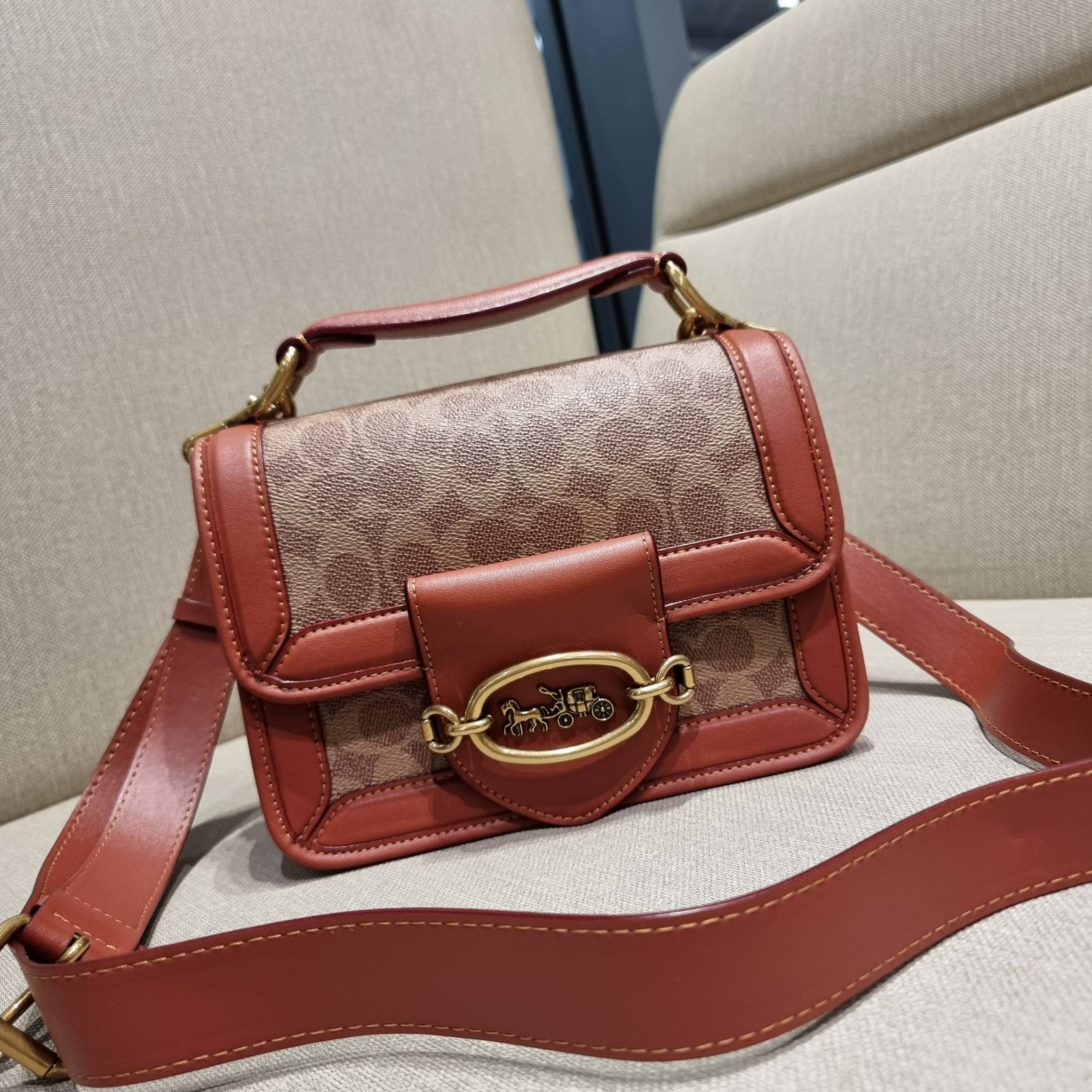 COACH C8449 HERO SHOULDER BAG / COACH C8450 HERO SHOULDER BAG IN SIGNATURE CANVAS ดีไซน์ใหม่ล่าสุด ที่มาพร้อมความหรูยกระดับ กระเป๋าถือ/สะพายข้าง ออกแบบทรงสวย คลาสสิค ขนาดกำลังพอดี ไม่ว่าจะถือ หรือสะพายสายครอส ก็ดูดีแบบไม่ต้องแต่งเติม วัสดุหนังแท้เต็มใบ ฝา