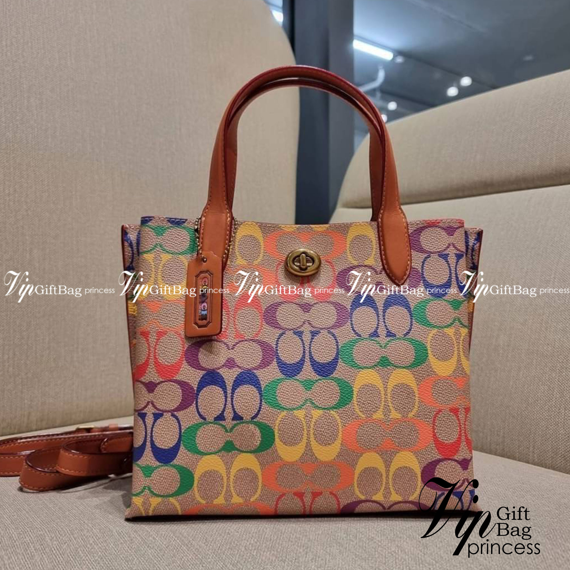 COACH CA102 WILLOW TOTE 24 IN RAINBOW SIGNATURE CANVAS ไปให้สุดกับความเลิศของลวดลายสายรุ้ง ที่แต่งแต้มลงบนกระเป๋าทรงโท้ท ไซส์กำลังสวย พกพาได้สะดวก มีตัวบิดล็อคที่ปากกระเป๋าด้านหนึ่ง และกระดุมแม่เหล็กอีกด้านหนึ่ง ภายในโล่งกว้าง เก็บของได้เป็นสัดส่วนไปเลย ม