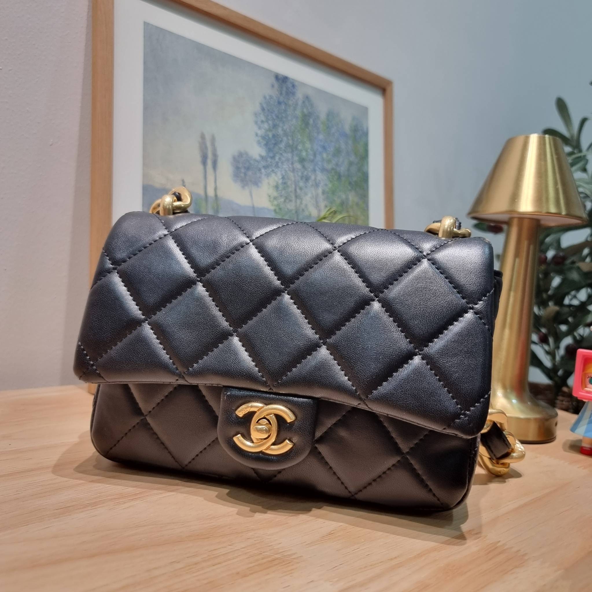 Chanel chunky chain bag in black สวยฟาดย้อนยุคความหรู ในราคาที่จับต้องได้ กับกระเป๋าสะพายไหล่ ไซส์กำลังสวย โดดเด่นด้วยสายสะพายโซ่สลับหนังเส้นใหญ่ ทนทาน ดูแพง