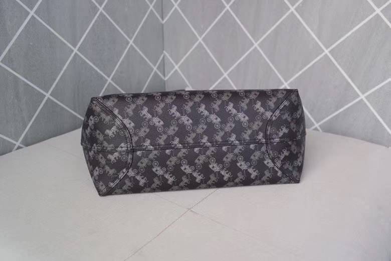 COACH 91107 REVERSIBLE CITY TOTE WITH HORSE AND CARRIAGE PRINT ใช้ได้ 2 ด้าน 🔺ทรง Tote รุ่นแนะนำค่ะ!! วัสดุ pvc อย่างดี นิ่มยวบตัวสวย ลายรถม้าทั้งใบค่ะ (ในไทยหายากค่ะลายนี้) 📌สามารถใช้ได้ทั้งด้านในและด้านนอกนะคะ สวยทั้ง2ด้านเลยทีเดียว เป็น