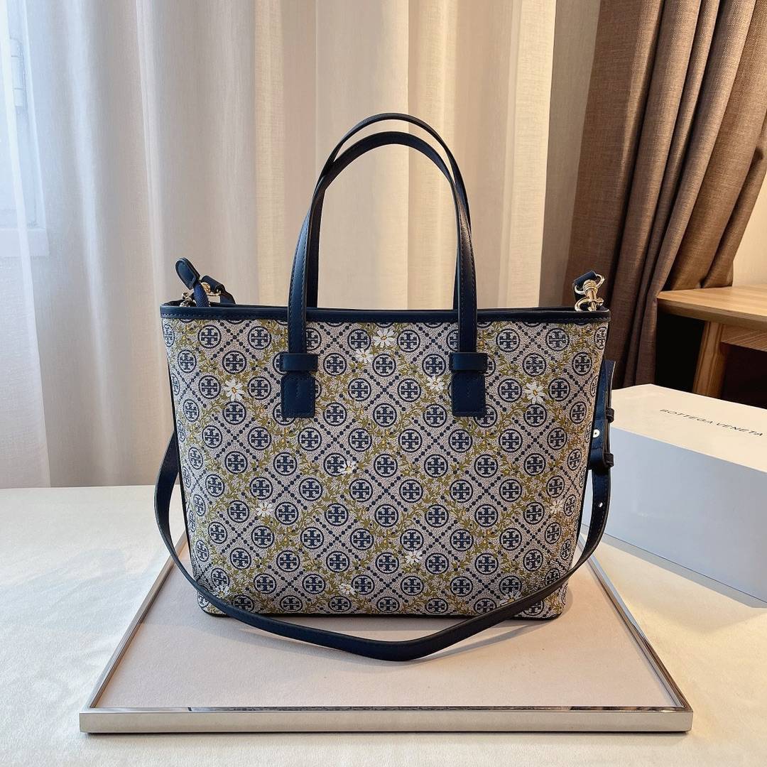 OUTLET ของแท้ 💯% TORY BURCH T MONOGRAM FLORAL VINE SMALL TOP-ZIP TOTE BAG คอลเลคชั่นรุ่นยอดนิยม กระเป๋าช้อปปิ้งเดซี่ล่าสุด ทรงใบใหญ่ ทรงสวยคลาสสิค มีดีไซน์เก๋โดดเด่นลายทางตรงกลาง ตัวกระเป๋าลงลายโซ่ คาดด้วยลายฟลอรัลสีเหลือง เพิ่มความน่ารัก สวยหรูมา