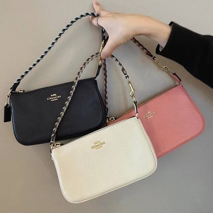 COACH C4233 NOLITA 19 WITH WHIPSTITCH คอลเลคชั่น rare item น่ารักน่าใช้ ในสไตล์คลาสสิค กระเป๋าทรงพอชขนาดมินิ ที่สามารถสะพายไหล่ และกึ่งคล้องมือใช้ได้ 2 สไตล์ ปรับสายให้มาเกี่ยวฝั่งเดียวเพื่อใช้เป็นคล้องมือ หรือปรับเกี่ยวอีกฝั่งใช้คล้องแขน คล้องไหล่ก็เก๋มา