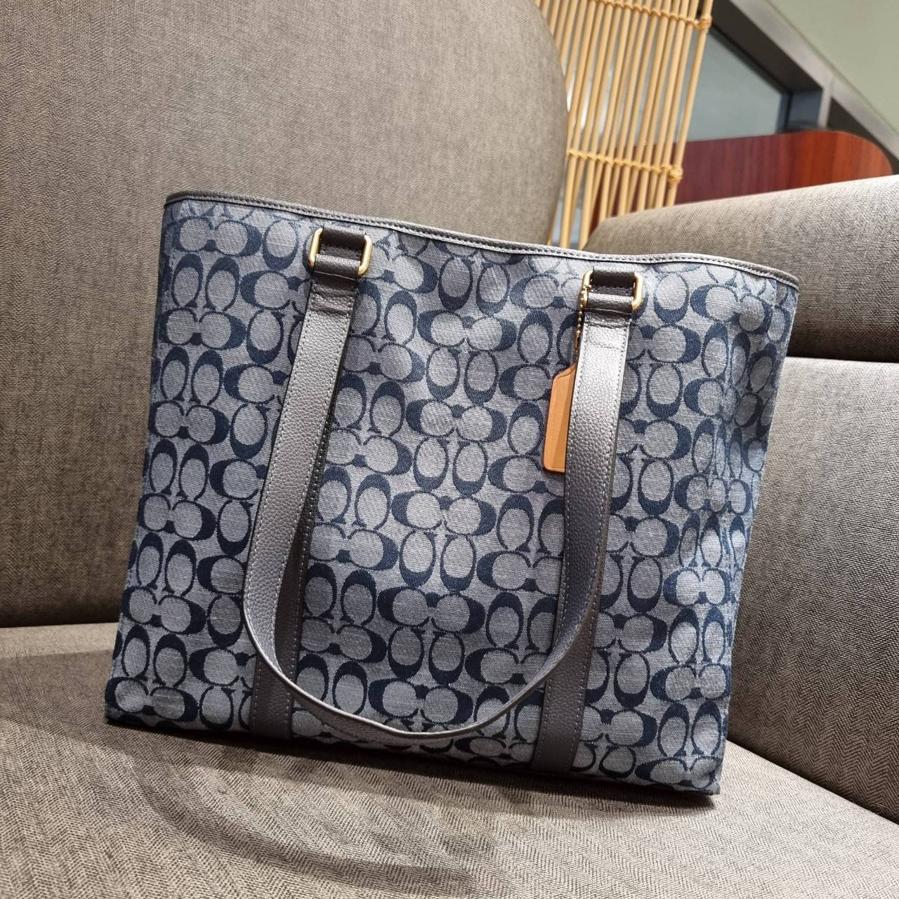 COACH C8182 HUDSON DOUBLE HANDLE TOTE IN SIGNATURE CHAMBRAY ใหม่ล่าสุด กระเป๋าทรงโท้ทใบใหญ่ ที่จุดของความจุ ใส่ได้แบบคุ้มๆไปเลย วัสดุผ้าแชมเบรย์ตัดด้วยหนัง pepble สวย คม ดูดี ปากกระเป๋ามีกระดุมแม่เหล็กปิดกันของหล่นได้ ภายในโล่งกว้างมาก ซิกเนเจอร์รุ่นนี้คื