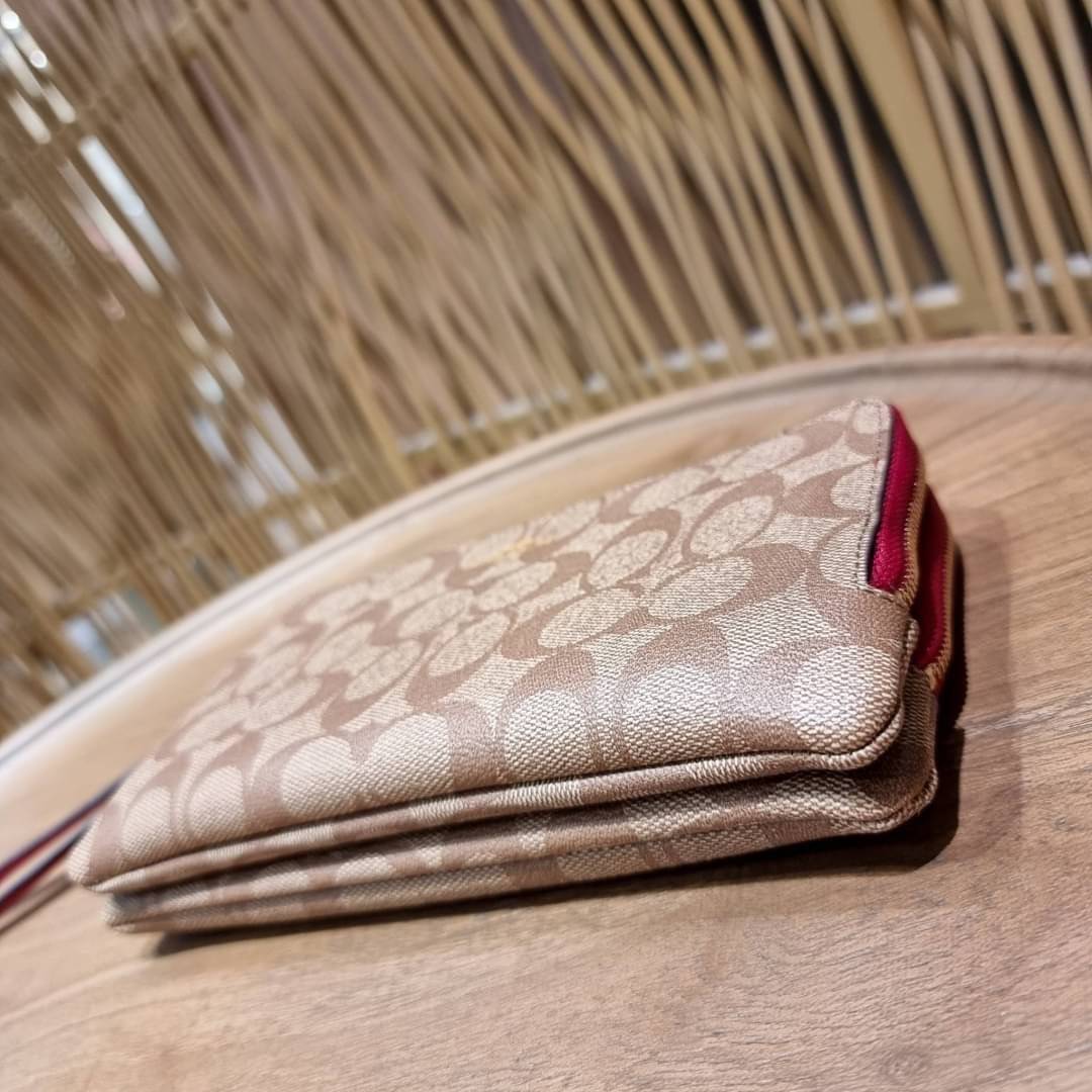 COACH F54057 DOUBLE ZIP WALLET IN SIGNATURE กระเป๋าคล้องมือ size L ใบนี้ใส่มือถือได้ทุกรุ่น ขนาดกำลังดี พกพาสะดวกมากๆ วัสดุหนังสังเคราะห์ ภายในเป็นผ้าสีสวยคม ใส่ธนบัตร ใส่บัตรได้เยอะ ใส่มือถือได้สบายๆทุกรุ่น ตอบโจทย์สาวๆที่ไม่ชอบพกเยอะวุ่นวายจ้า ใบนี้เอาอ