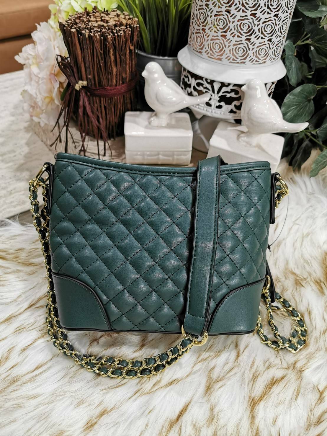 Guess Woman Factory Crossbody Bag กระเป๋าสะพายรุ่นใหม่ดีไซน์สวยหรูคลาสสิคจาก GUESS FACTORY วัสดุหนังเเกะสังเคราะห์เนื้อหนานิ่มลายตาราง เปิดปิดด้วยซิปสะดวกใช้ ด้านหน้ามีโลโก้ ภายในมีโลโก้ช่องใส่ของ และช่องซิป ใส่กระเป๋าสตางค์ใบยาว ของใช้ได้จุ มาพร้อมสายสะพ