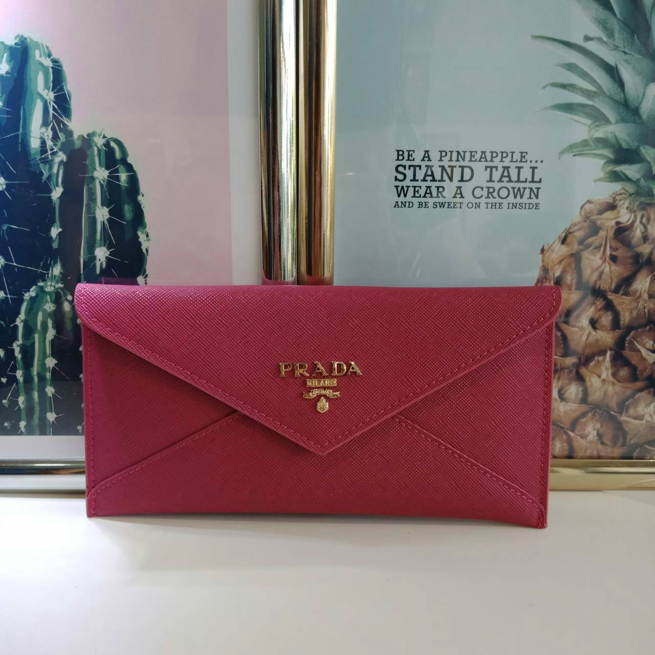 กระเป๋าสตางค์ยาว **ทรงหรู จากงานพรีเมี่ยมกิ้ฟ จากเคาเตอร์ต่างประเทศ จากแบรนด์ PRADA ลายหนัง saffiano ของแท้ 100% เปิดปิดฝาพับ มีช่องใหญ่1ช่อง ช่องใส่บัตร 3 ช่อง ใส่ได้ถึงแบงค์พัน หรือจะใส่มือถือได้ถึง Iphone+ และช่องซิปใส่ของจุกจิกด้านหลังน้ำหนักเบา จับถน