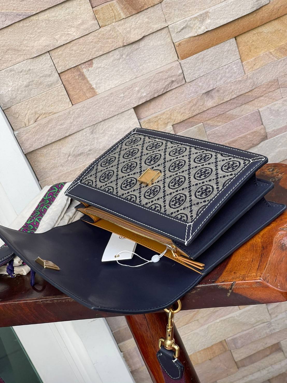 ของแท้ 💯% 】Tory burch t monogram jacquard shoulder bag คอลเลคชั่น T Monogram สำหรับคอลเลคชั่นฤดูใบไม้ผลิ 2021 เราสร้างสรรค์ลายโมโนแกรมที่ได้รับแรงบันดาลใจมาจากลวดลายการถักทอผ้าห่มของชาว Pennsylvania Dutch แบบดั้งเดิม