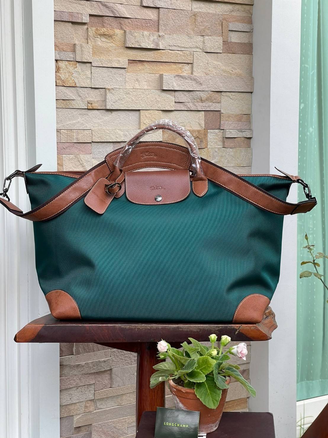 LONGCHAMP BOXFORD TRAVEL BAG L กระเป๋าเดินทางขนาดใหญ่ มาพร้อมสายสะพายที่สามารถถอดได้ ให้คุณเลือกสะพายไหล่หรือถือได้ มีซิปรูดเปิดปิดกระเป๋าที่ให้คุณมั่นใจได้ว่าคุณจัดเก็บไอเท็มของคุณได้อย่างมิดชิด บ็อคฟอร์ด (BOXFORD) สะท้อนความเป็นเอกลักษณ์ของแบรนด์ที่เปี่