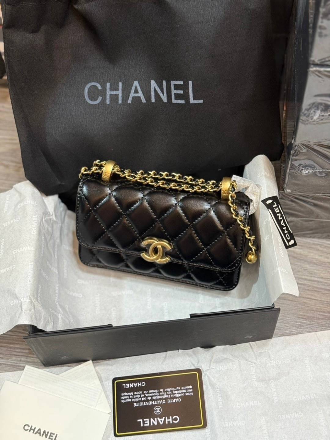 CHANEL 22 Double gold ball bag กระเป๋าสะพายสุดหรูรูปทรงคลาสสิกตลอดกาลไม่มีเอาท์ เพิ่มกิมมิกด้วยลูกบอลสีทองห้อย 2 ข้างปลายสายสะพาย เพิ่มความน่ารักโดดเด่น ดูแพง ผู้ดีคุณหนูลูกคุณมากๆ