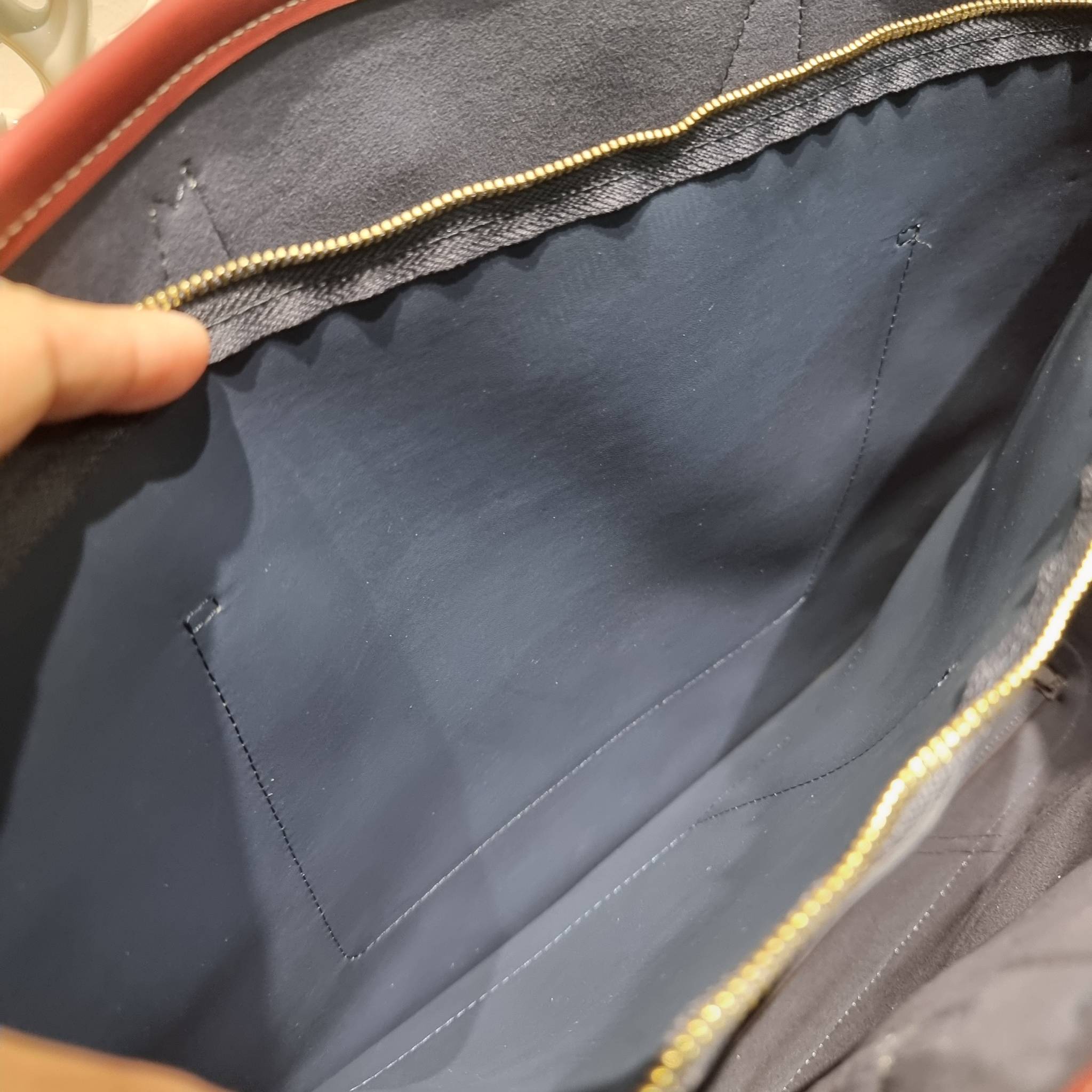 TORY TOTE BAG / TORY BURCH PERRY EMBROIDERED T MONOGRAM TRIPLE-COMPARTMENT TOTE BAG ใหม่ล่าสุด กับกระเป๋าทรงโท้ทใบใหญ่ ลวดลายโมโนแกรมสุดคลาสสิคที่ถูกดีไซน์รังสรรค์ด้วยงานปักสุดชิค น่าใช้ใจฟูแค่แรกเห็น ดีเทลดีงาม หูสะพายในตัว สะพายไหล่ได้แบบชิลๆ