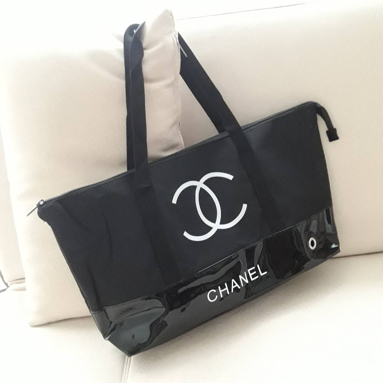 งานพรีเมี่ยมกิ้ฟ จากเคาเตอร์ต่างประเทศนะคะ 🎄🎄 New! กระเป๋าใบใหญ่ทรง Tote จากแบรนด์ Chanel VIP gift Bag ของแท้ 100% ทำจากผ้าหนา Polyester ฐานล่างกระเป๋าทำจากหนังแก้วผิวมันเงา สวยหรู สกรีนโลโก้ชาแนลหน้าหลัง หัวซิปปั้มโลโก้ ด้านในเป็นช่องกว้า