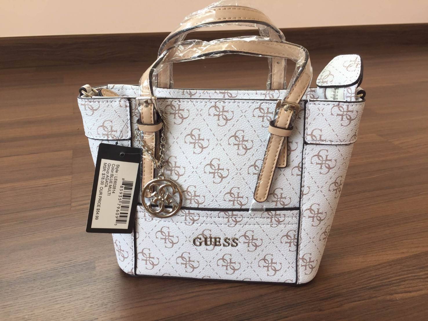 GUESS DELANEY SAFFIANO MINI CROSS BODY BAG กระเป๋าถือหรือสะพายรุ่นที่ฮิตที่สุดจาก GUESS FACTORY หนัง Saffiano ลาย GUESS สวยหรูอยู่ทรงสไตล์ PRADA ขนาดกำลังดีน้ำหนักเบา ด้านหน้าประดับโลโก้พร้อมพวงกุญแจโลโก้แบรนด์ห้อยที่หูกระเป๋า สามารถถอดเเยกใช้ได้ เปิดปิดด
