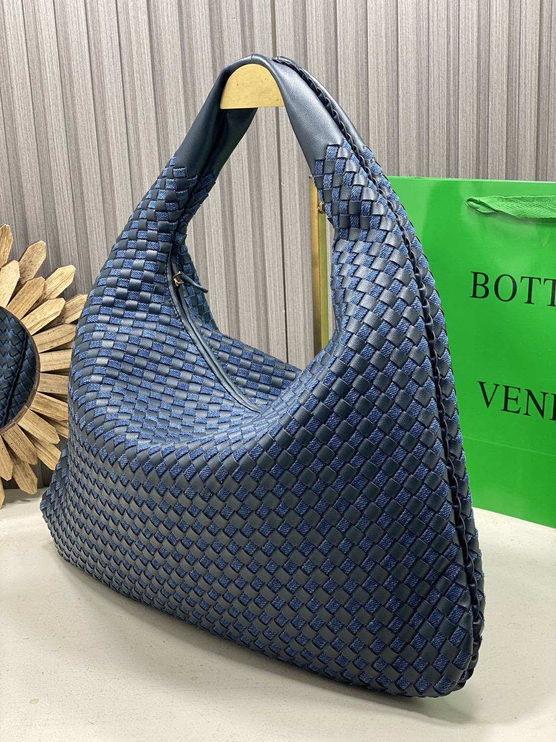 BOTTEGA Large Hop Shoulder Bag 48cm / BOTTEGA Hobo Bag กระเป๋าสะพายไหล่ใบใหญ่ จุของได้เยอะมาก ดีไซส์สานเป็นเอกลักษณ์สวยงาม