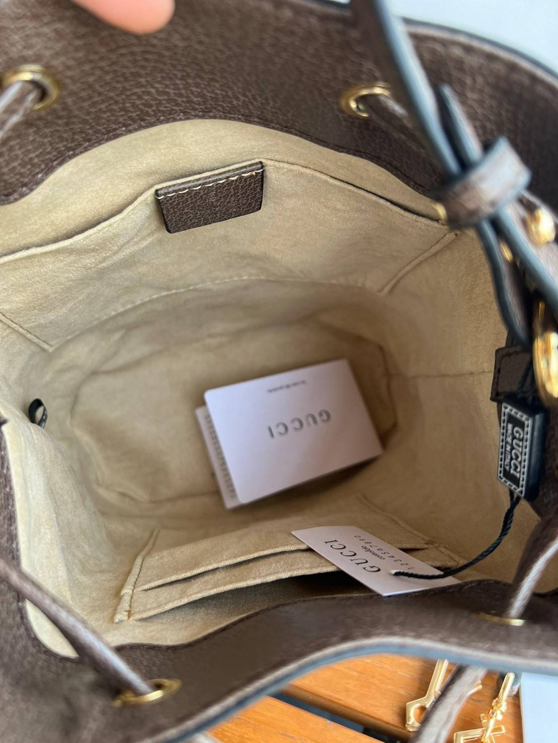 GUCCI Ophidia mini small GG bucket bag กระเป๋าถือหรือสะพายข้าง ขนาดเล็ก ทรงขนมจีบ วัสดุผ้าใบ+หนังแท้ พร้อมแถบลายทางสีเขียวและสีแดงด้านล่าง ด้านในโล่ง มี1ช่องเล็ก สายยาวถอดสายไม่ได้ ปรับระดับได้ ใบนี้เรียบหรูดูดีสุดๆไม่ควรพลาดค่า