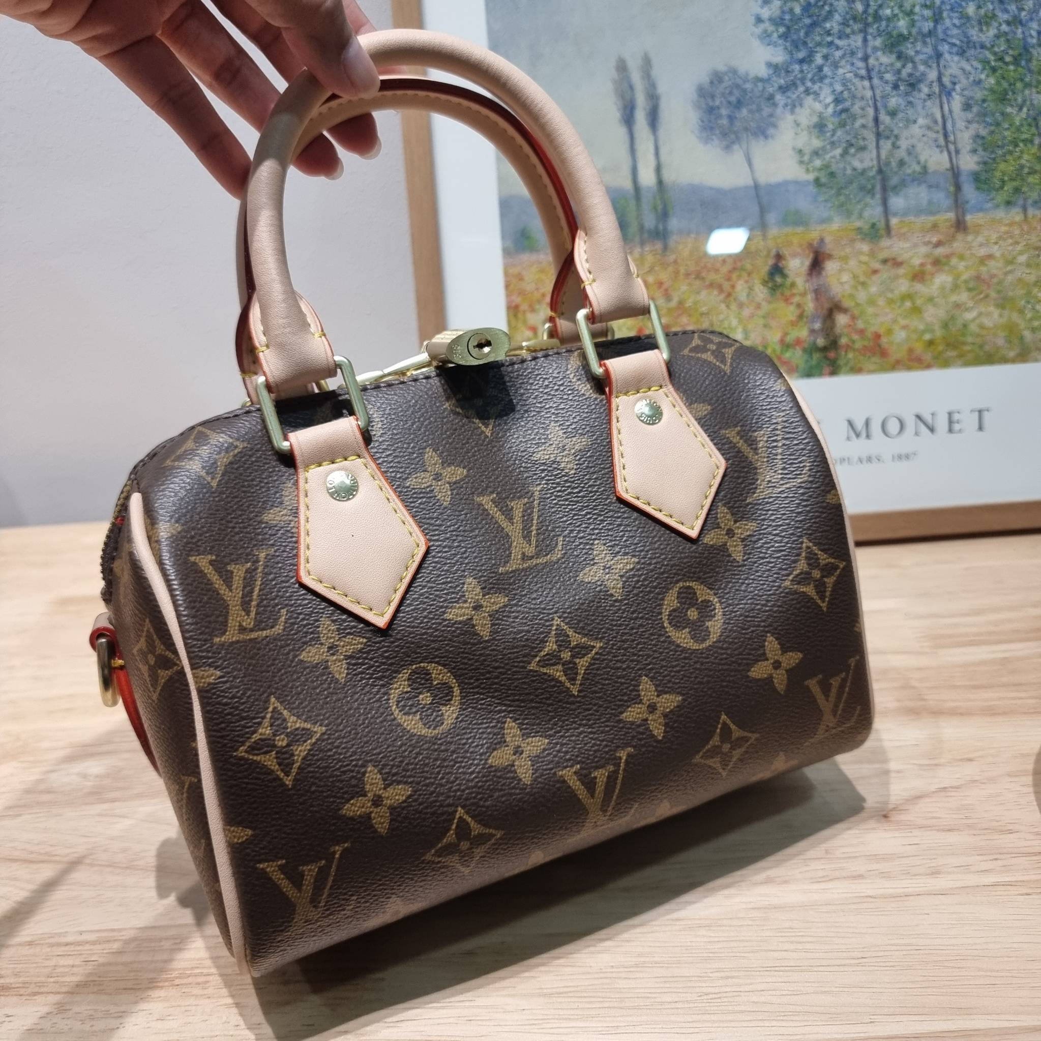 Set 3 ใบ LV Speedy Bandoulière 20 New in!! กับ box set ชวนสะสม ที่จับเอารุ่นยอดฮิต มามิกซ์รวมกับไอเท็มสุดคุ้มของมันต้องมี!! จัดเรียงให้อยู่ในกล่องสุดหรู ไม่ว่าจะตัวกระเป๋า กระเป๋าสตางค์ กระเป๋าจิ๋ว ใบไหนๆก็นำมาใช้งานได้จริง คุ้มค่ามากๆ แถมฟรี! ริบบิ้นลายล