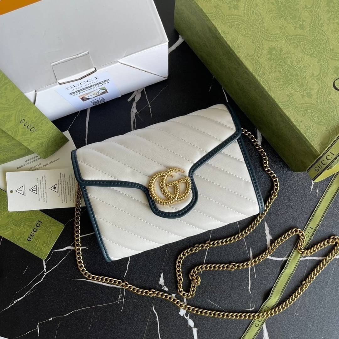 หนังแท้ GG Marmont matelassé mini bag พร้อมส่งที่ไทย GUCCI Wallet on Chain ภาพสินค้าถ่ายจากงานขายจริง รุ่นนี้หนังสวยมากค่ะ ละมุนที่สุด ใส่บัตร ใส่แบงค์ได้ รับรองว่าจะเป็นกระเป๋าที่จะหยิบใช้งานได้บ่อยๆ รับประกันความสวยปังค่าาา