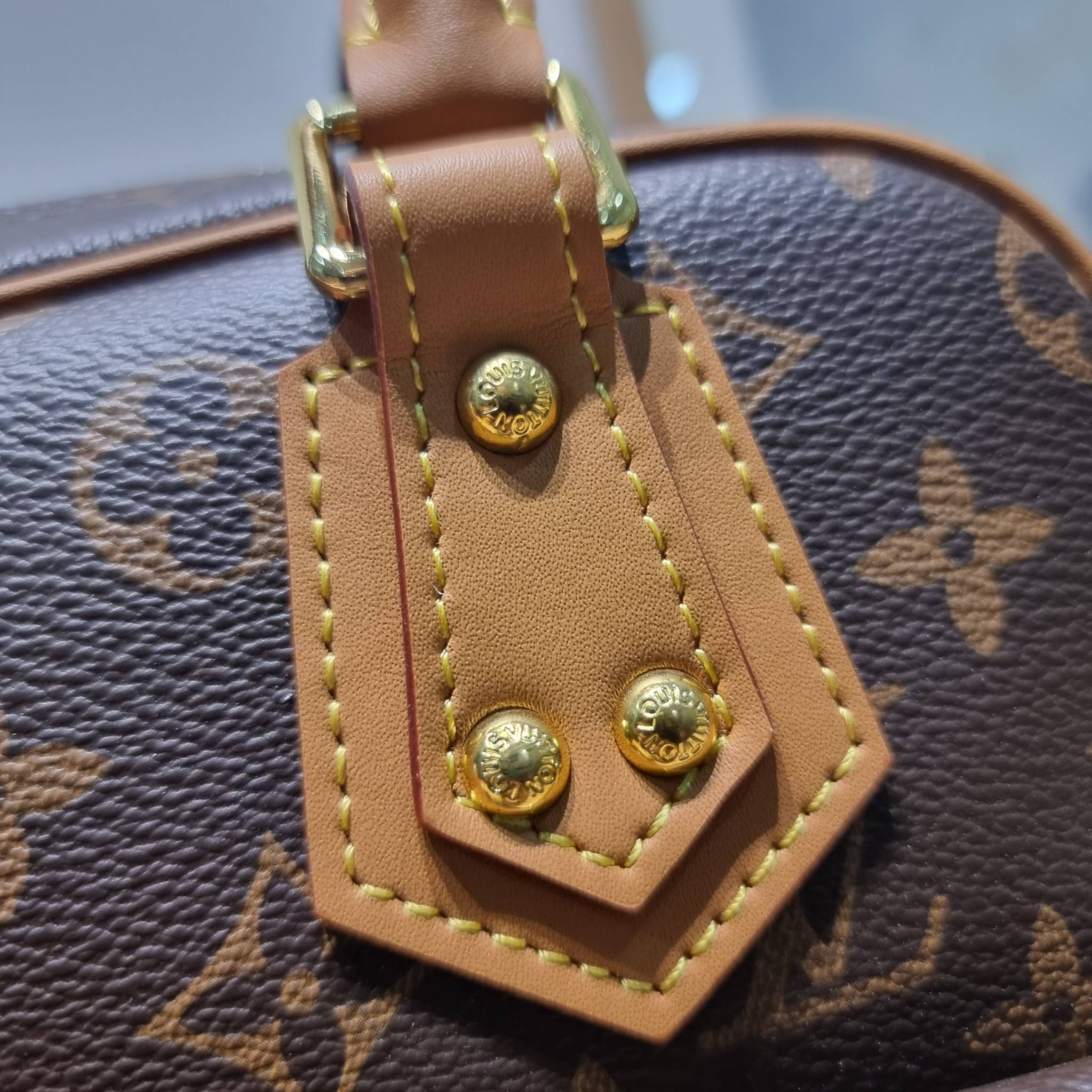 LV Manhattan Pm Monogram Handbag / LV MANHATTAN HANDBAG กระเป๋าถือทรงผู้ดี คลาสสิค สวยหรู ไซส์กำลังสวย ราคาแสนดี ดีไซน์ตกแต่งกระเป๋าเล็กด้านหน้า ใส่ของจุกจิกได้