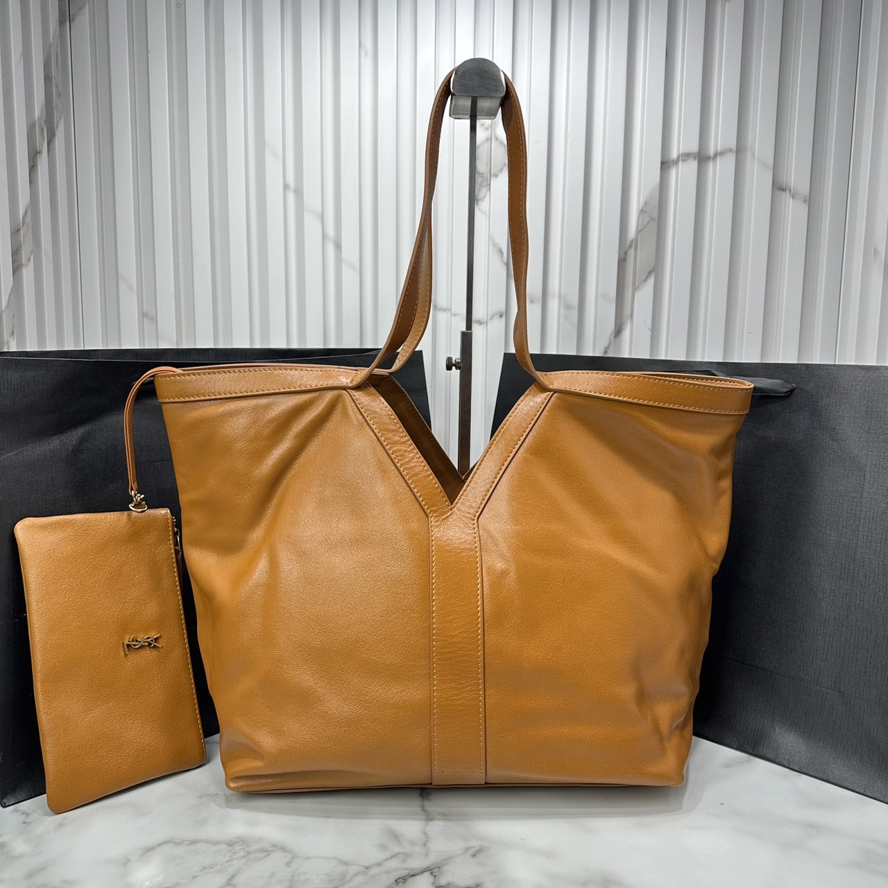 YSL Y TOTE IN LEATHER BAG กระเป๋าสะพายทรงโท้ทใบใหญ่ รุ่นใหม่ล่าสุด งานหนังแท้สวยเต็มใบ ดีไซส์เรียบหรูดูแพงอย่างแท้จริง ภายในโล่งกว้างมาก จุของได้เยอะสุด เอาใจสายแบกแต่ยังคงความหรูไว้ในตัวอย่างแน่นอน