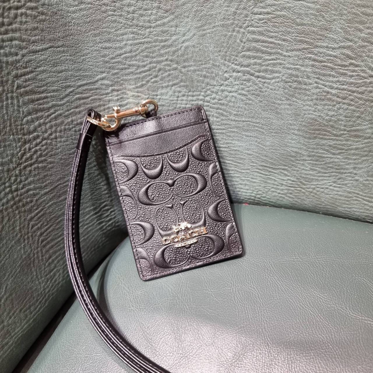 COACH ID LANYARD IN COLORBLOCK SIGNATURE CANVAS ง่ายๆแบบไม่ธรรมดา!! คลาสสิคแต่มีดีเทลโดดเด่น!! กระเป๋าถนอมบัตร พร้อมสายคล้องคอ ดีไซน์ลวดลายสวย ดูดีทุกแบบ ใช้งานง่าย พกพาสะดวก จะใส่บัตรพนักงาน บัตรเครดิต บัตรปชช. ใบขับขี่ และบัตรอื่นๆที่อยากจะใส่!! ตามใจไป