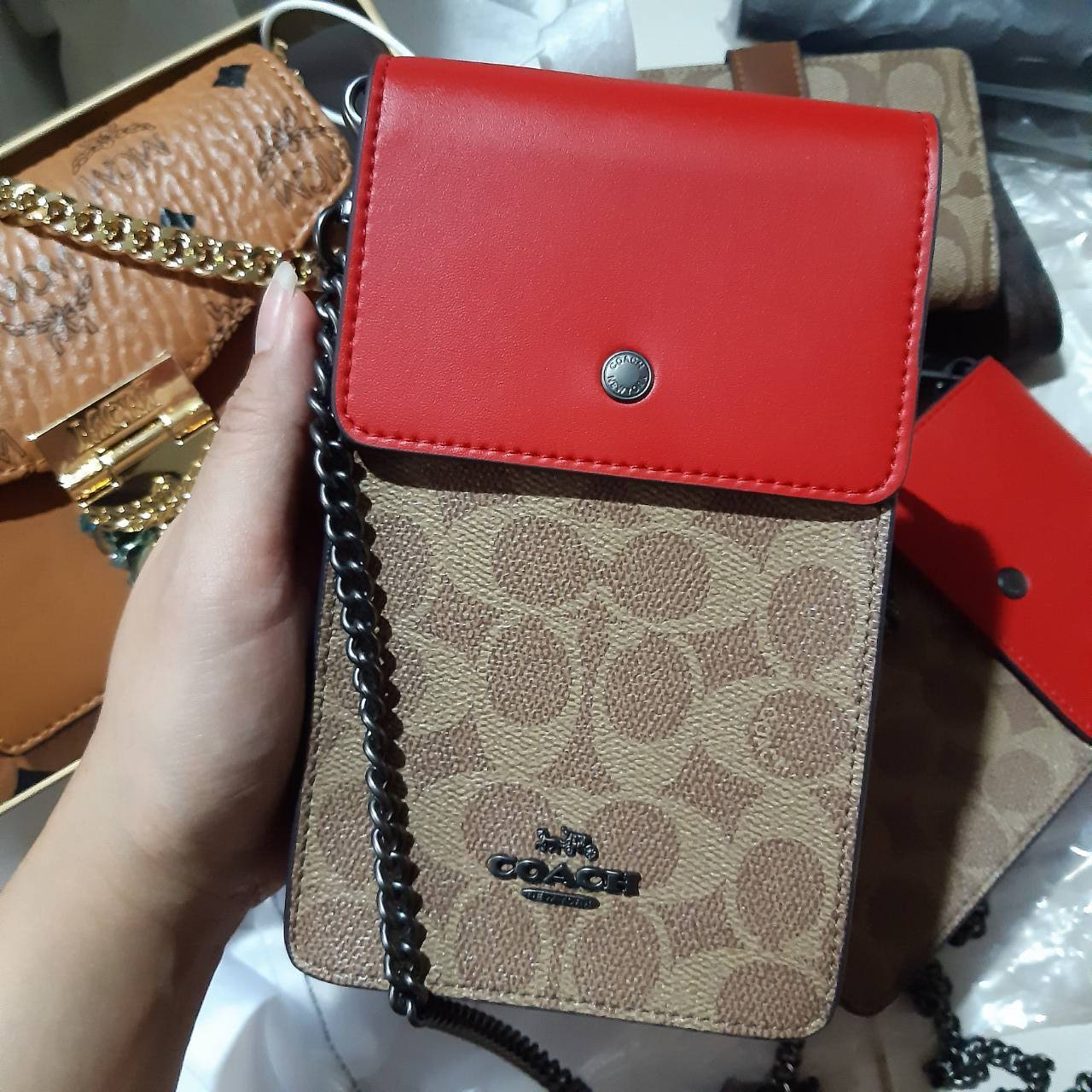 COACH PHONE CASE CROSSBODY BAG ((73486//76988//76357//39955//91046)) COACH NORTH/SOUTH CROSSBODY IN SIGNATURE CANVAS กระเป๋าใส่โทรศัพท์รุ่นนี้ มีความโดดเด่นทั้งดีไซน์และคุณสมบัติในการใช้งาน ด้วยลวดลายที่มีซิกเนเจอร์เป็นเอกลักษณ์แล้ว ด้านหลังยังมีช่องใส่กา