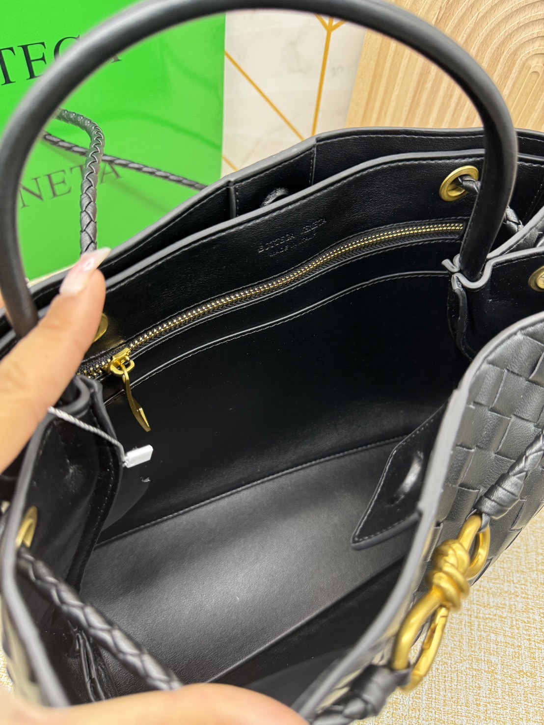 BOTTEGA Medium Andiamo embellished intrecciato leather tote 32cm กระเป๋าสะพายดีไซส์สานเป็นเอกลักษณ์ หนัง nappa นิ่มสวยงาม